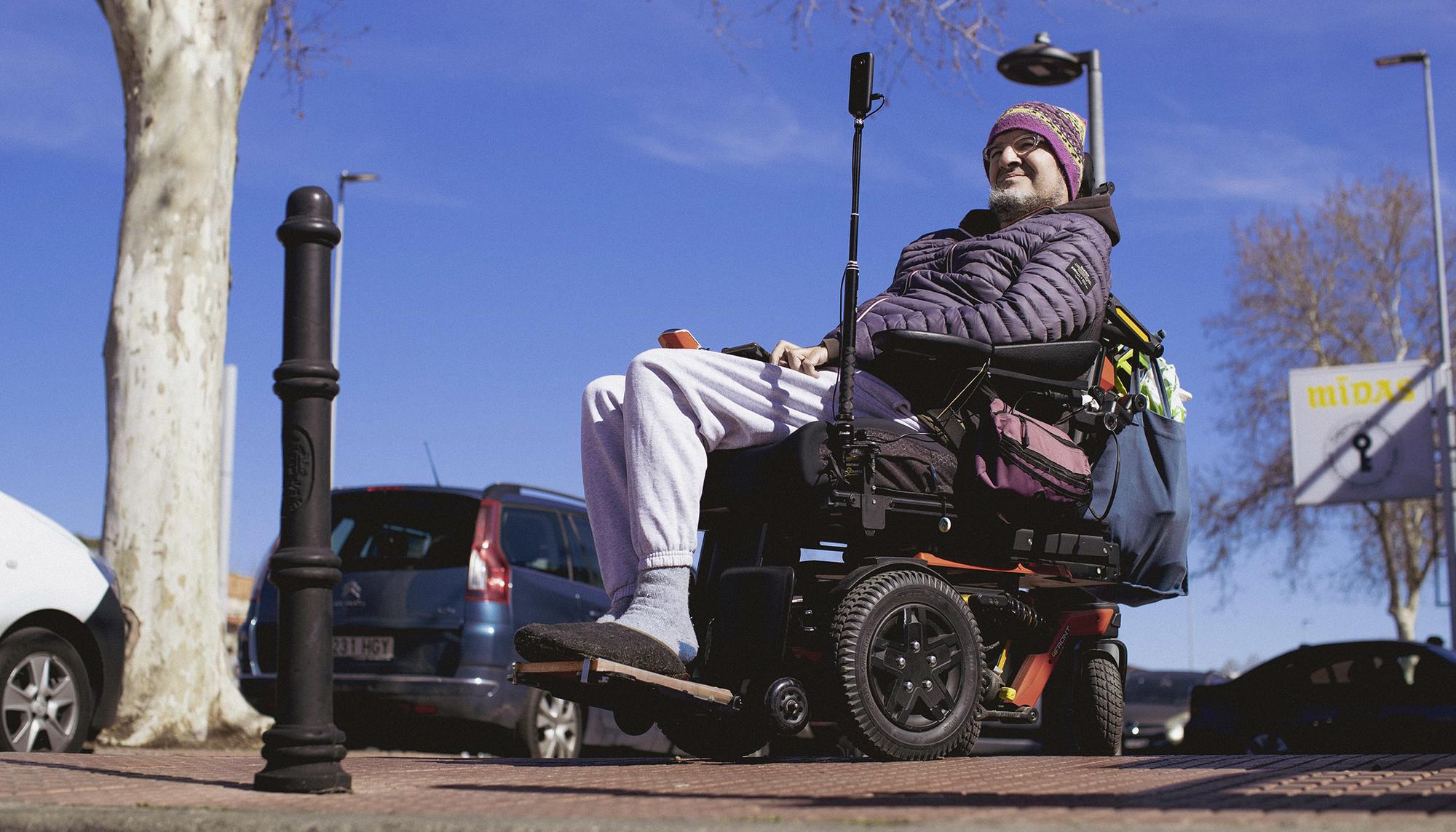 Los obstáculos urbanos son una molestia para quien se mueve en silla de ruedas