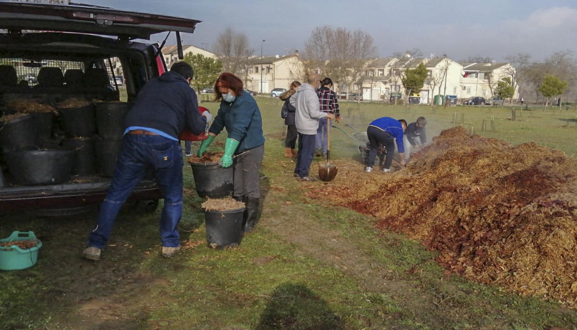 Vecinos transformando una escombrera en un bosque