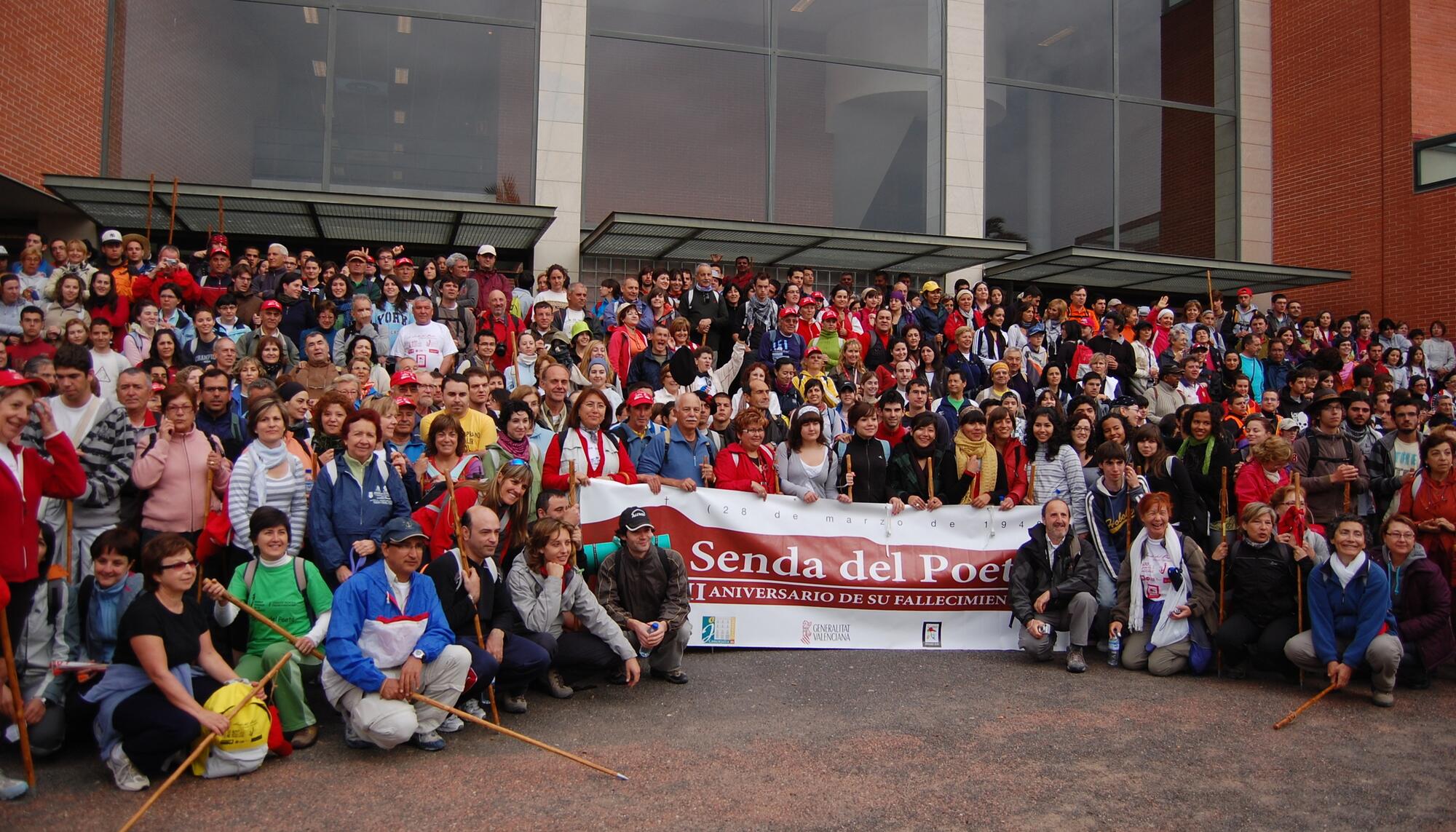 Personas de todas las edades en la última jornada de la Senda del Poeta, antes de salir de la UMH de Elche