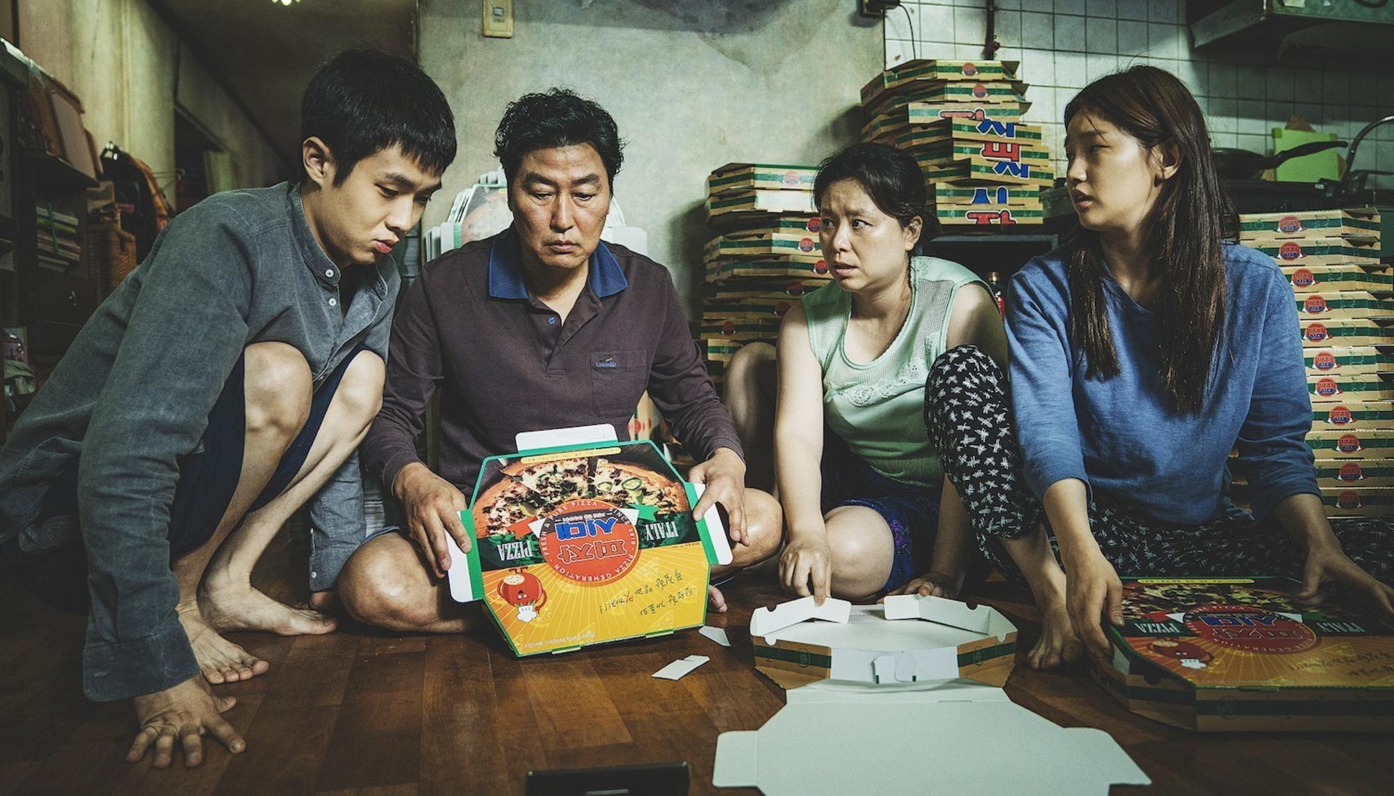 Escena do filme onde a familia está a dobrar as caixas das pizzas. Foto: Distribuidora La Aventura.
