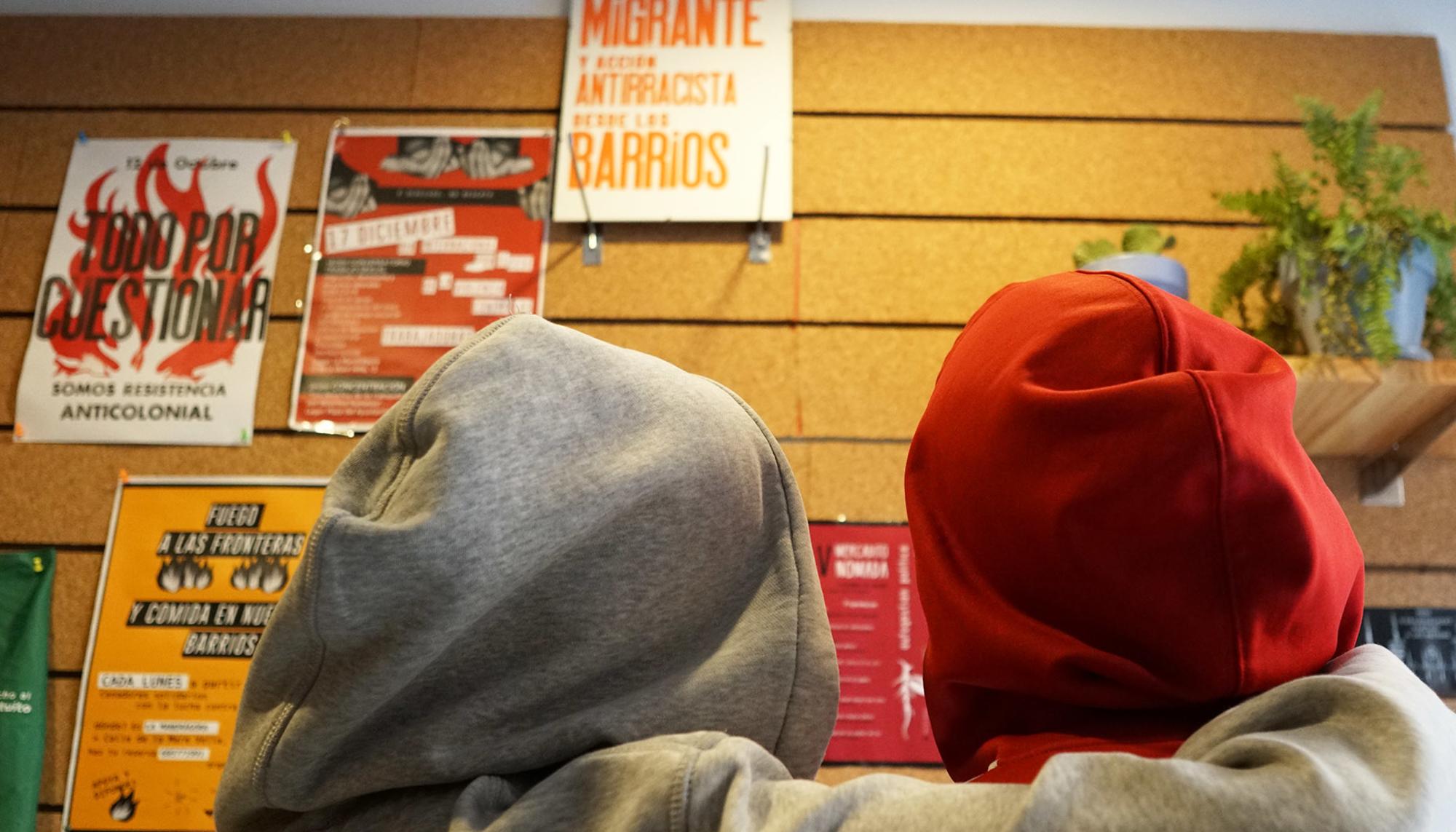 DOS PERSONAS ENCAPUCHADAS