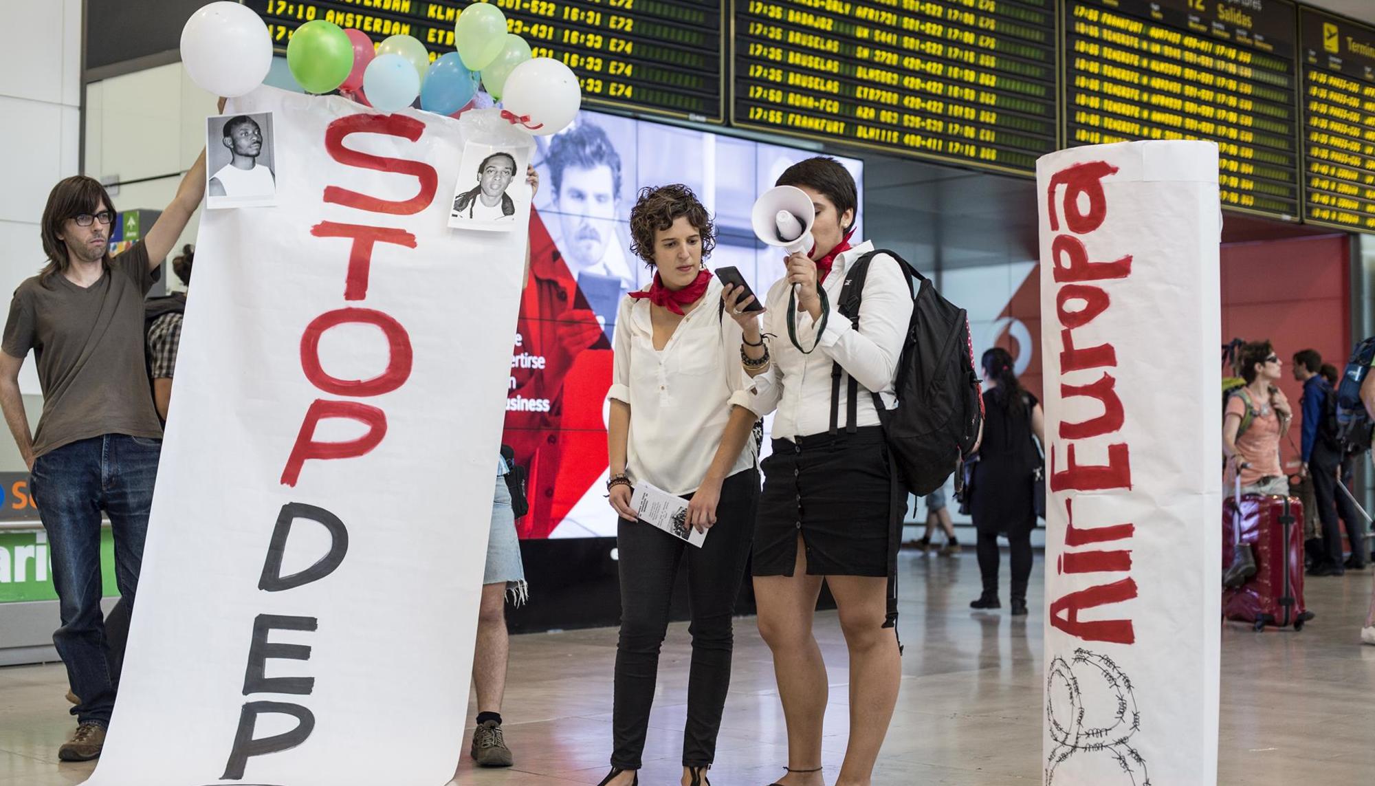 Acción contra vuelos deportación Barajas Adolfo Suarez