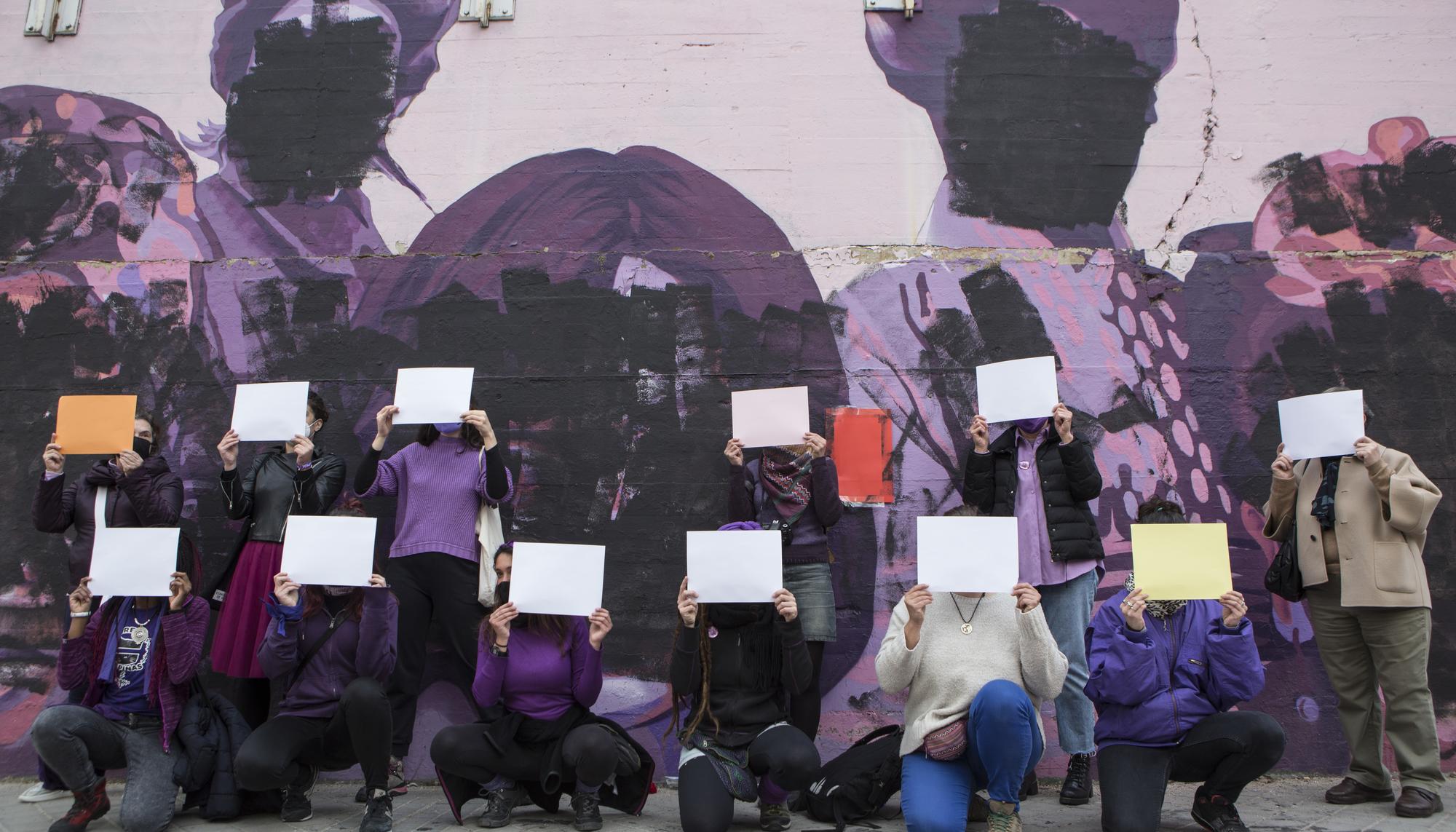 concentración frente al mural feminista vandalizado el 8M en Madrid - 3