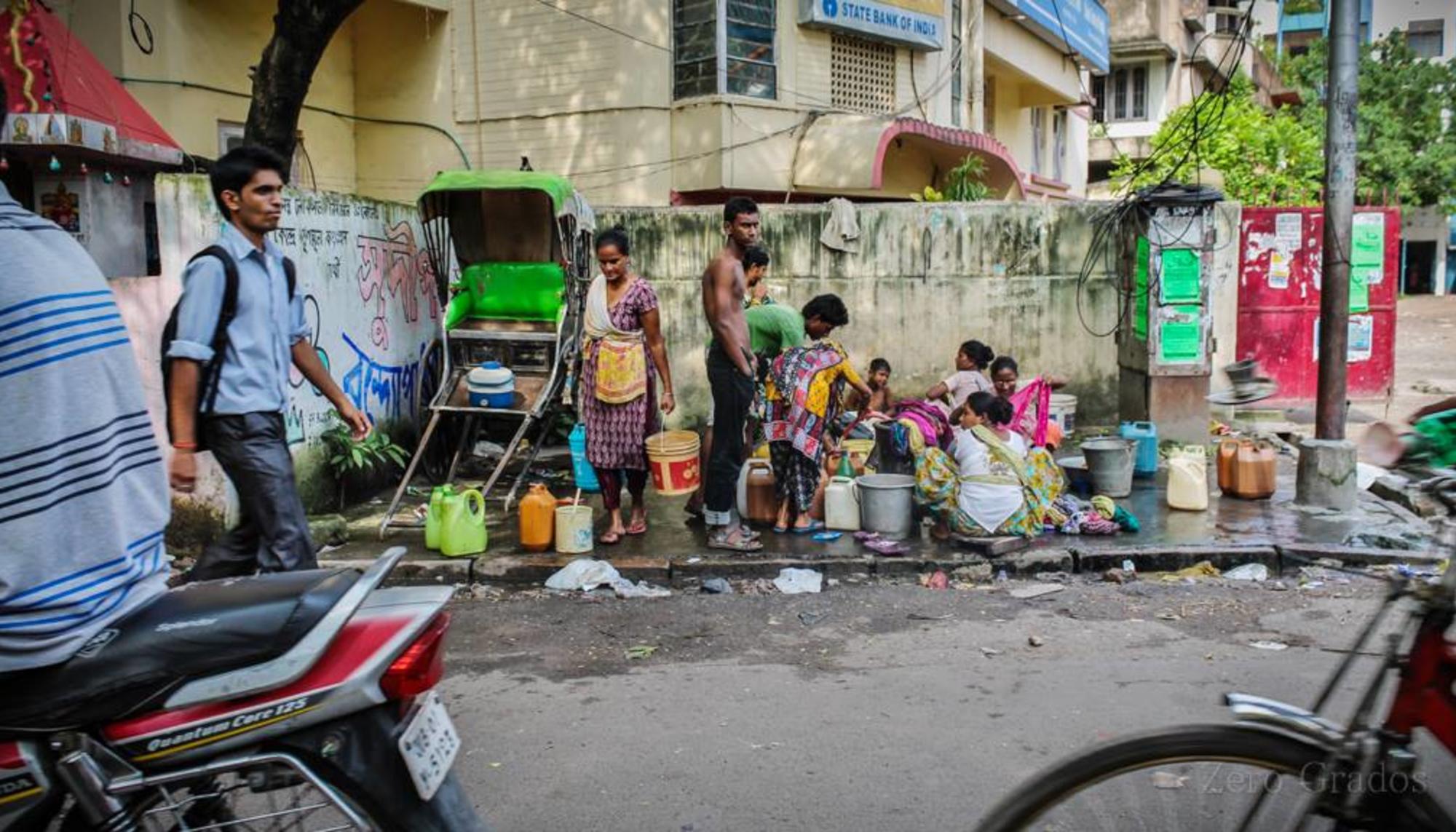 Varias personas en una calle de Calcuta (India)