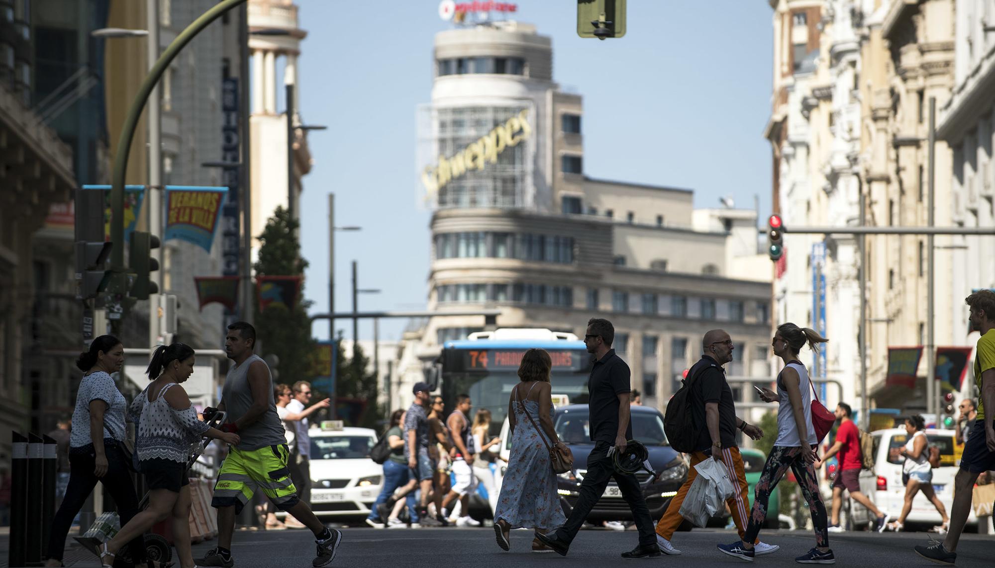 Gran Via madrileña en agosto verano