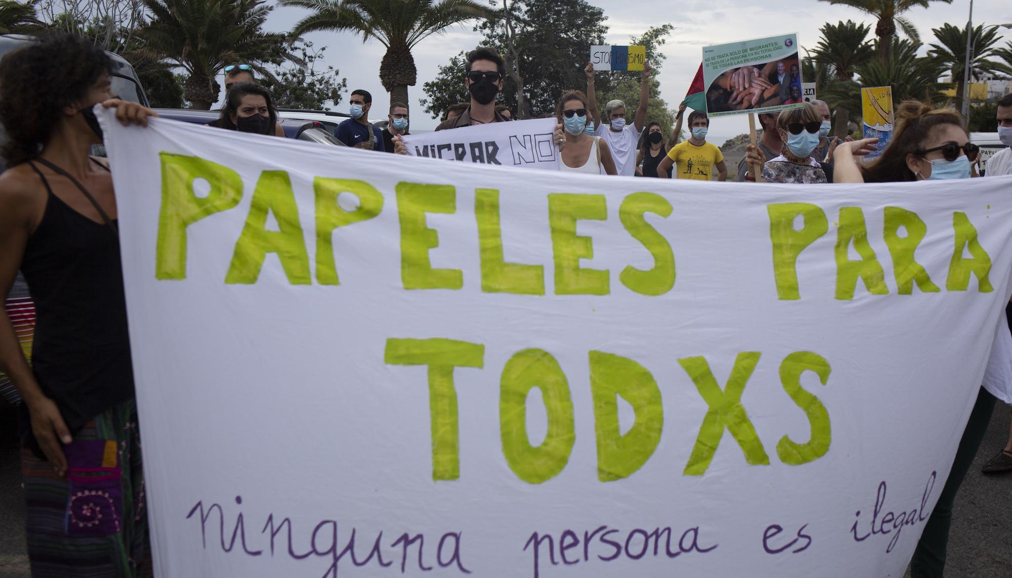 Una caravana de vehículos marcha en Gran Canaria por los derechos de las personas migrantes y las "fronteras seguras" - 6