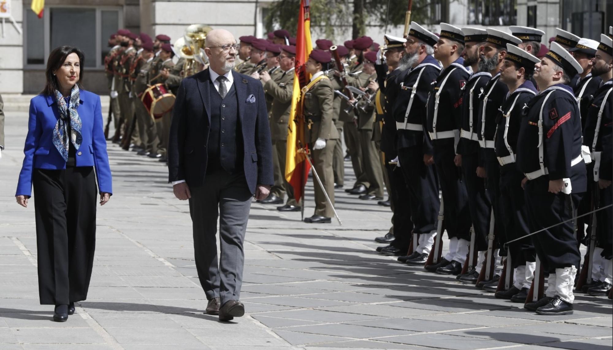 La ministra de Defensa, Margarita Robles y el ministro de Defensa de Ucrania, pasan revista. Foto: Ministerio de Defensa