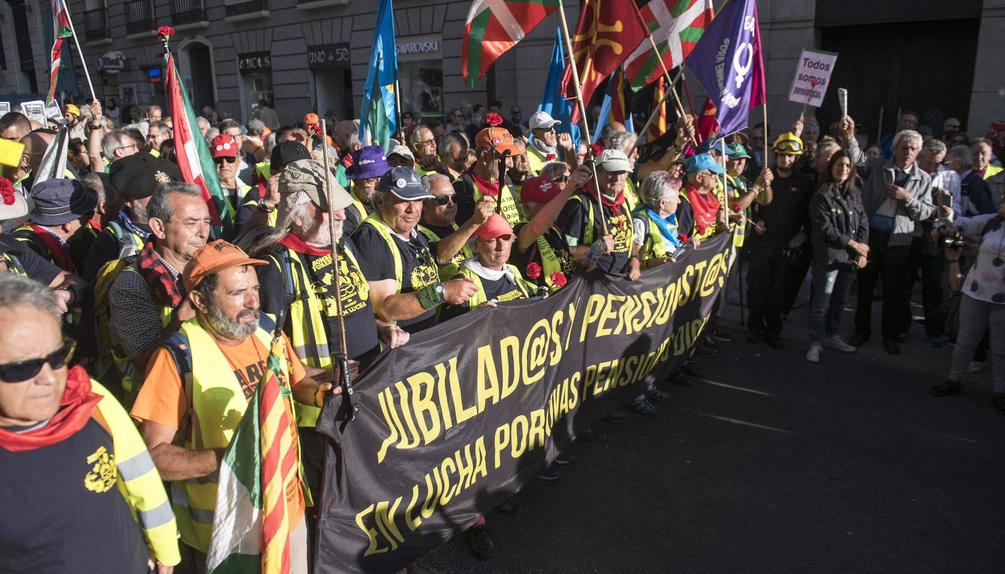 Las columnas de pensionistas llegadas del sur y el norte llegan a la Puerta del Sol - 1