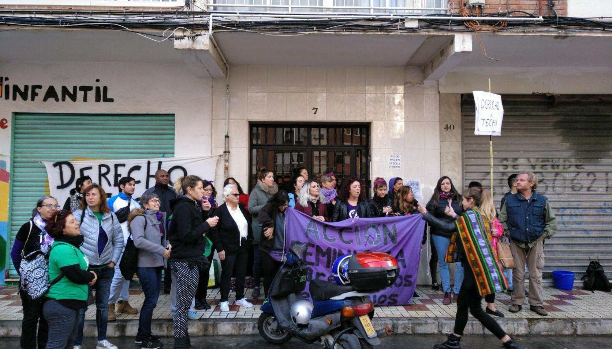 Un piquete feminista en la puerta de un desahucio en Málaga el 8 de marzo de 2019.
