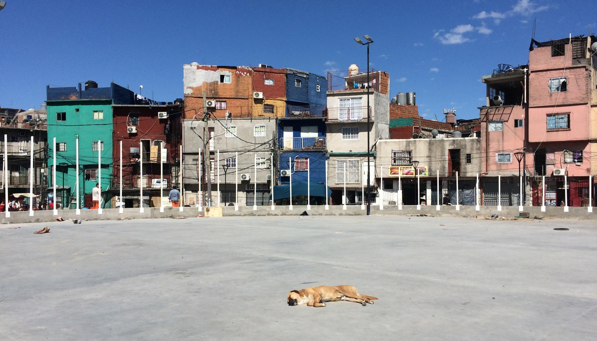 Un espacio abierto en la villa 31 de Buenos Aires / C.G.C