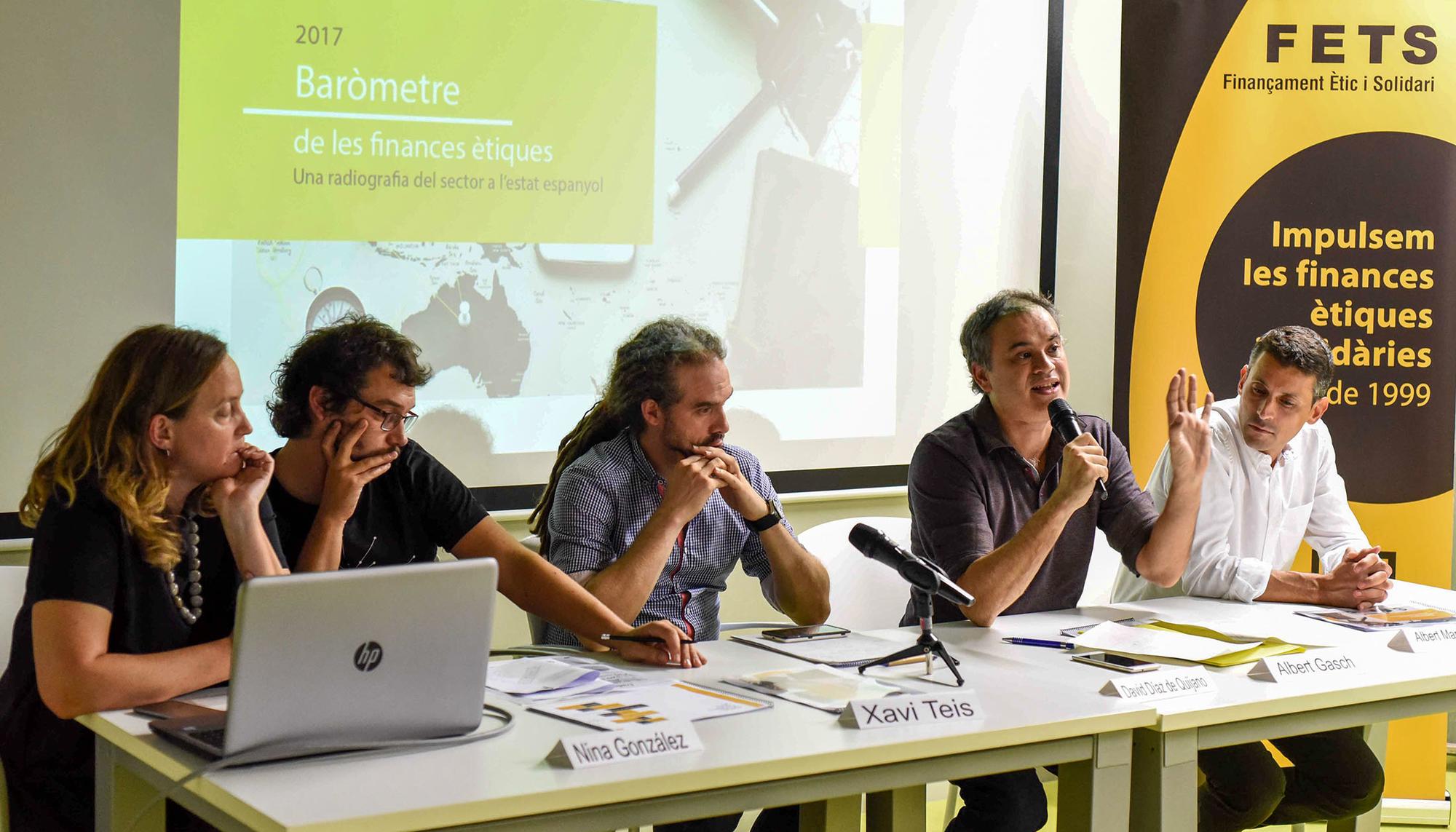 Barómetro Finanzas Éticas mesa