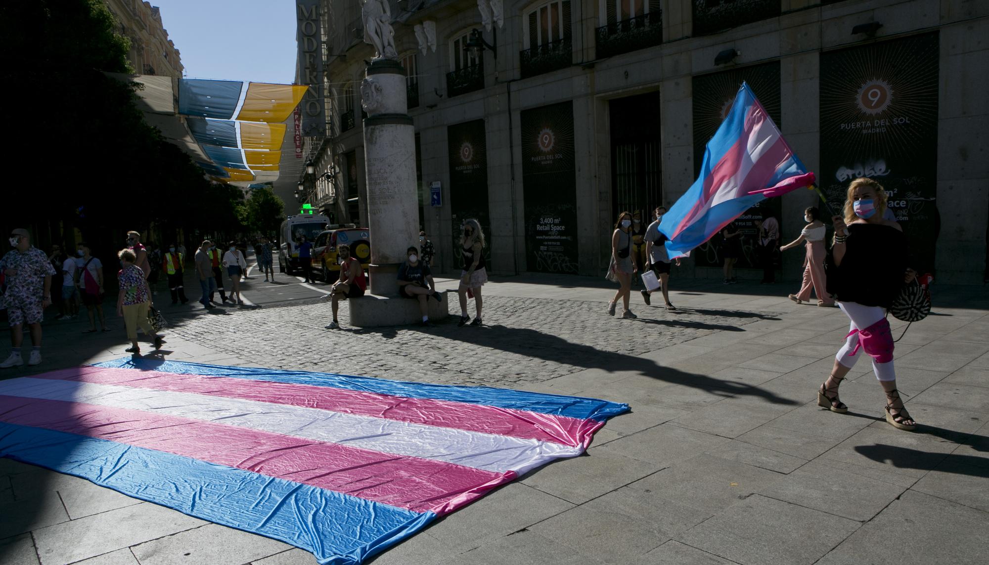 Familias Trans Aliadas se concentran en Sol para pedir una Ley Estatal Bandera