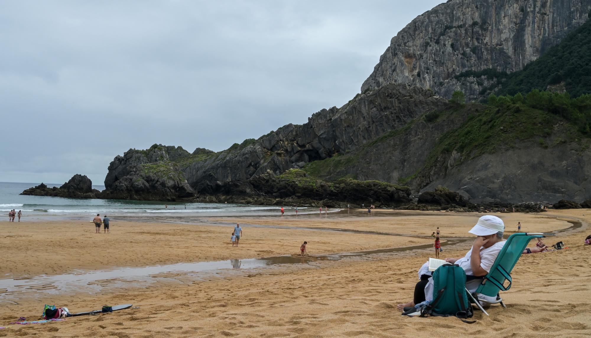 Una mujer leyendo en la playa