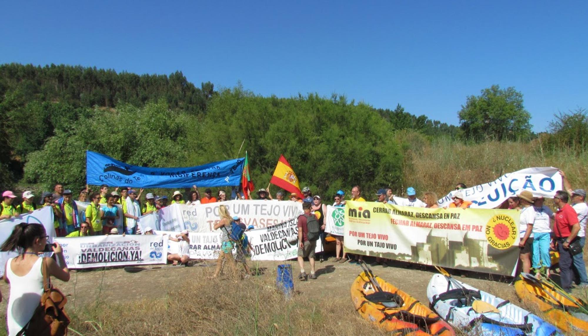 Activistas antinucleares y proTajo en julio de 2016