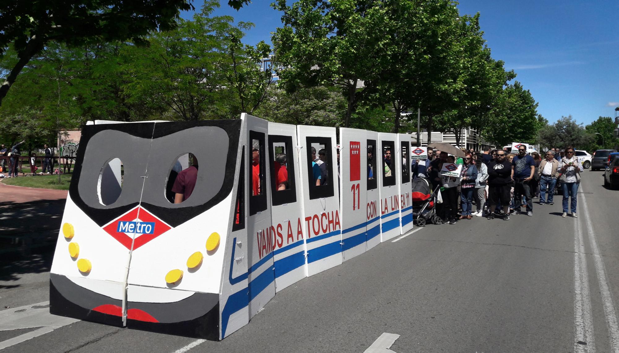 Manifestación de los vecinos de Carabanchel Alto por la ampliación de la Línea 11.