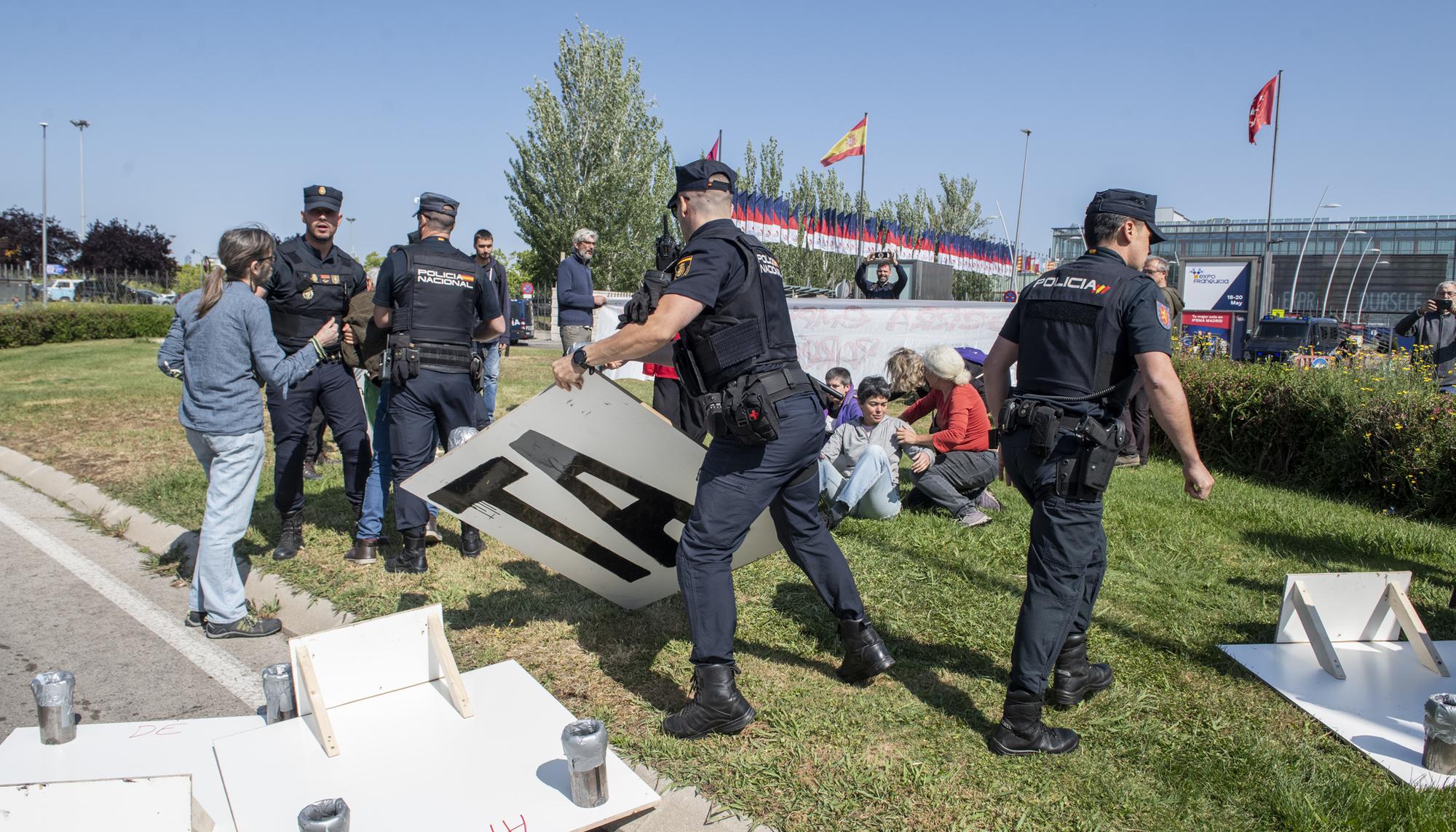 Protesta contra la celebración de la feria de armas de Madrid - 12