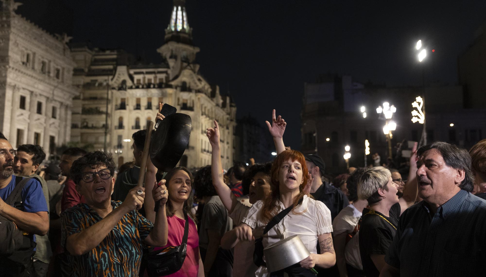 Cacerolazo para protestar contra el Decreto de Necesidad y Urgencia (DNU) anunciado por el presidente Javier Milei. - 10