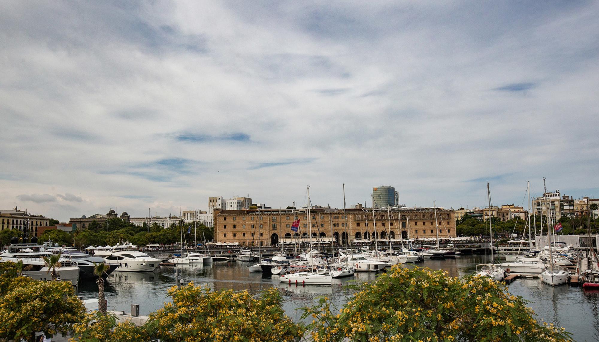 El edificio del Palau de Mar y la Marina del Port Vell, actual Marina de yates de lujo en Barcelona
