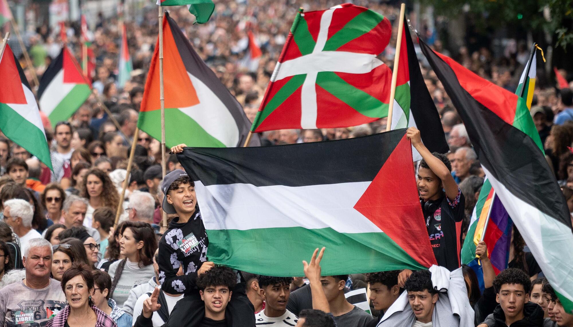 Miles de personas en Donostia se manifestaron para denunciar el genocidio en Gaza.