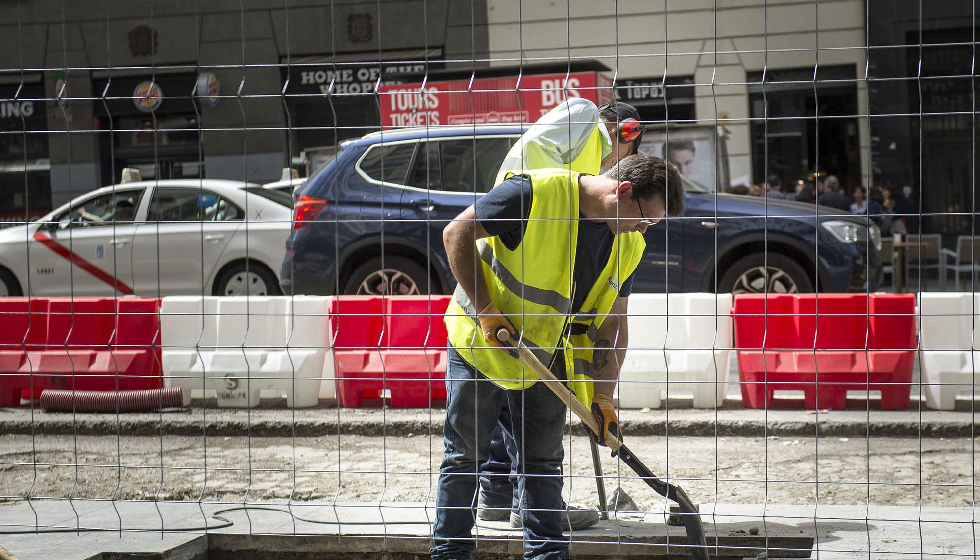 Obras de remodelación en la calle Gran Vía, en Madrid