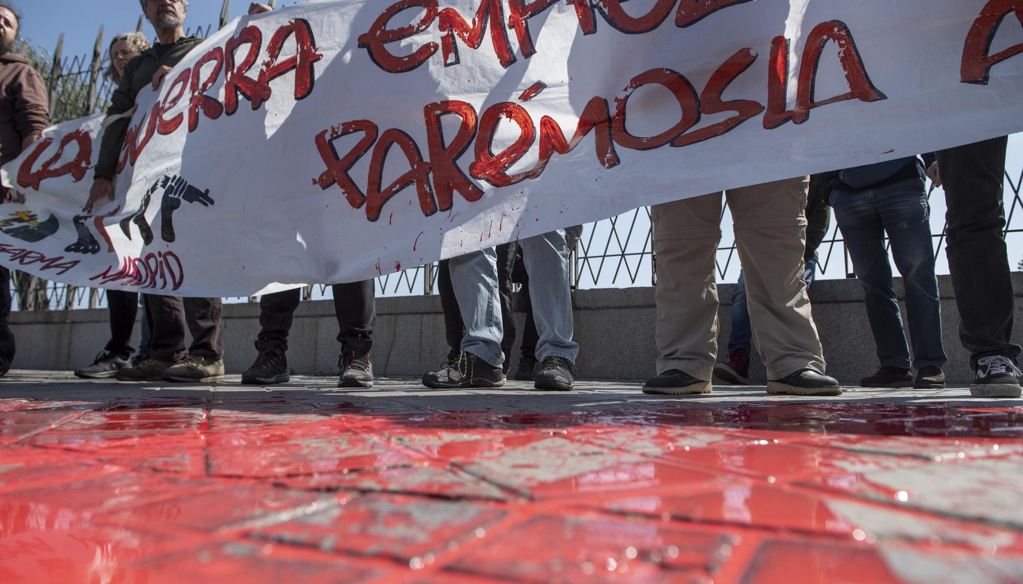 Protesta contra la celebración de la feria de armas de Madrid - 5