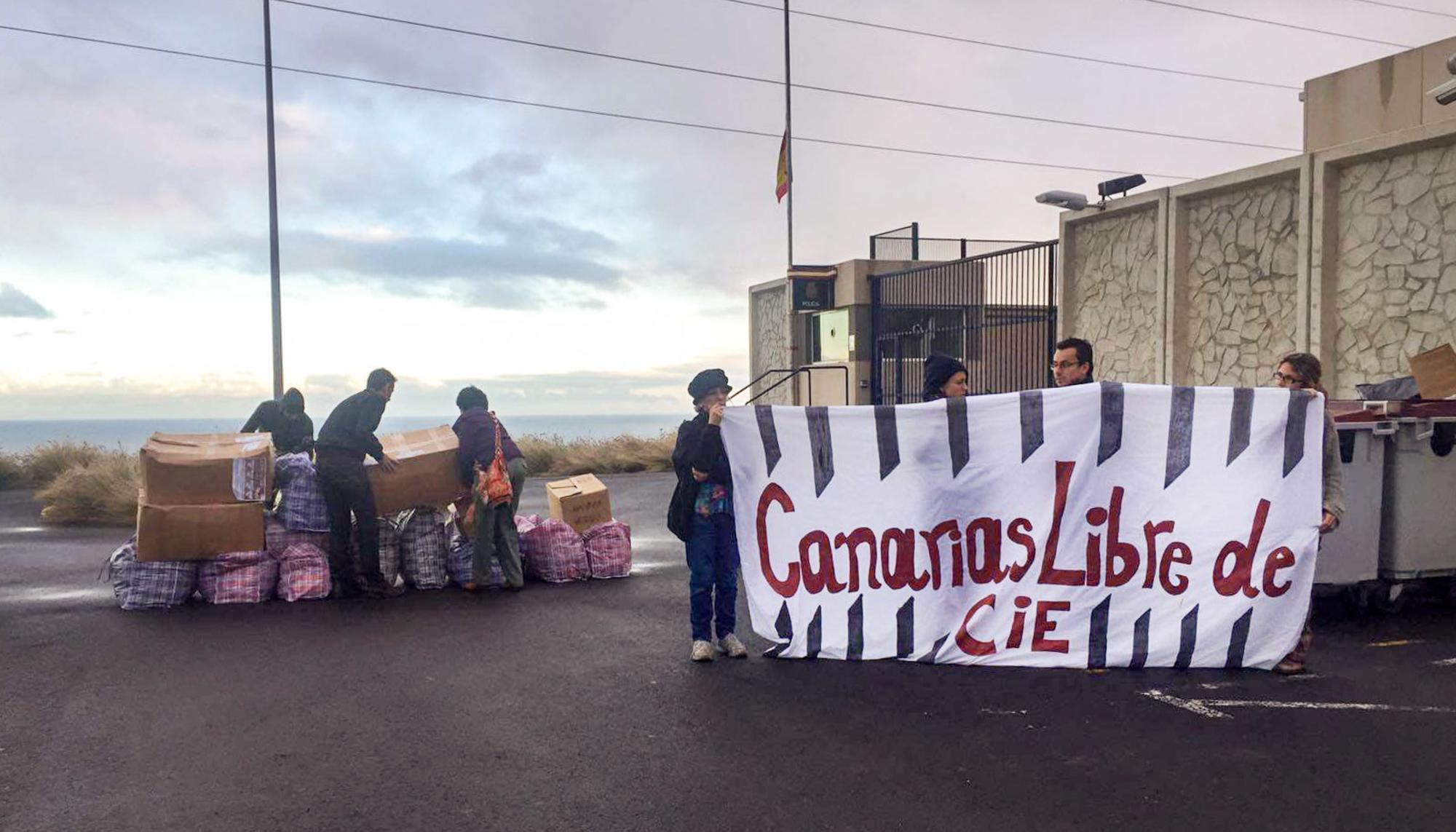 Concentración ante el CIE de Hoya Fría en Tenerife