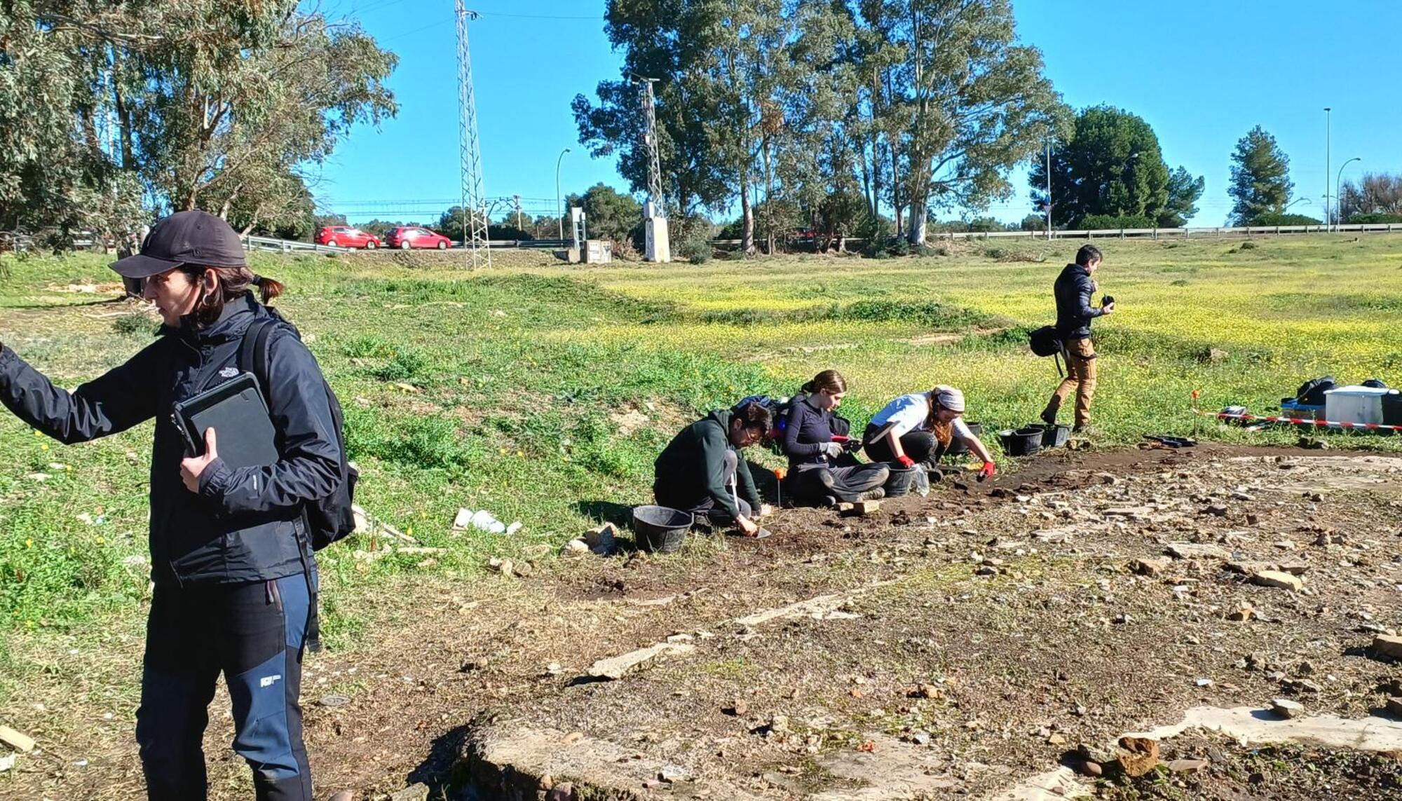 Laura Muñoz-Encinar, del Proyecto Des-alambrar, durante la jornada de puertas abiertas en el campo de Los Merinales