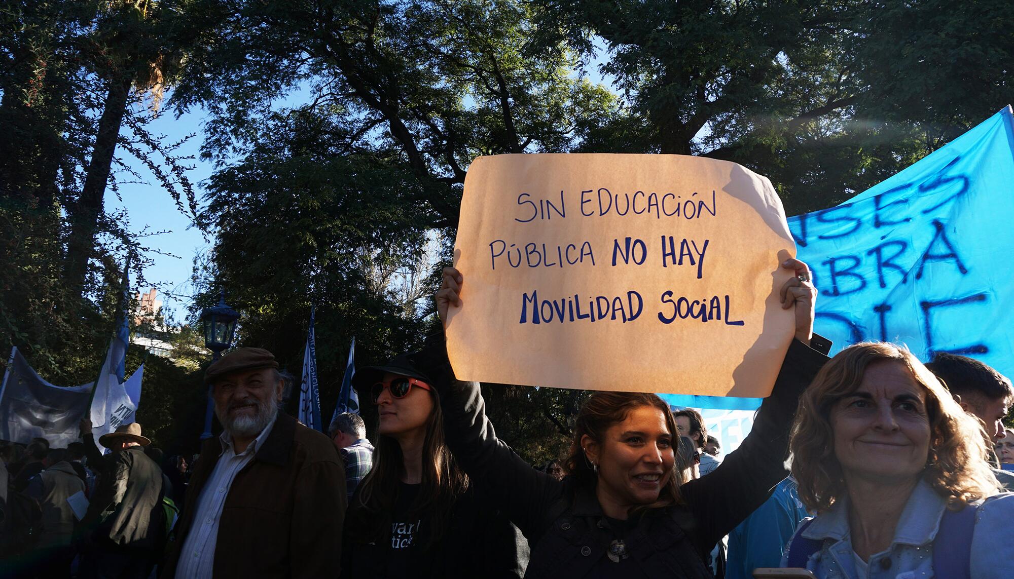 Unas 800.000 personas desafiaron en el centro de Buenos Aires la ley antipiquetes de Milei para defender la educación pública.