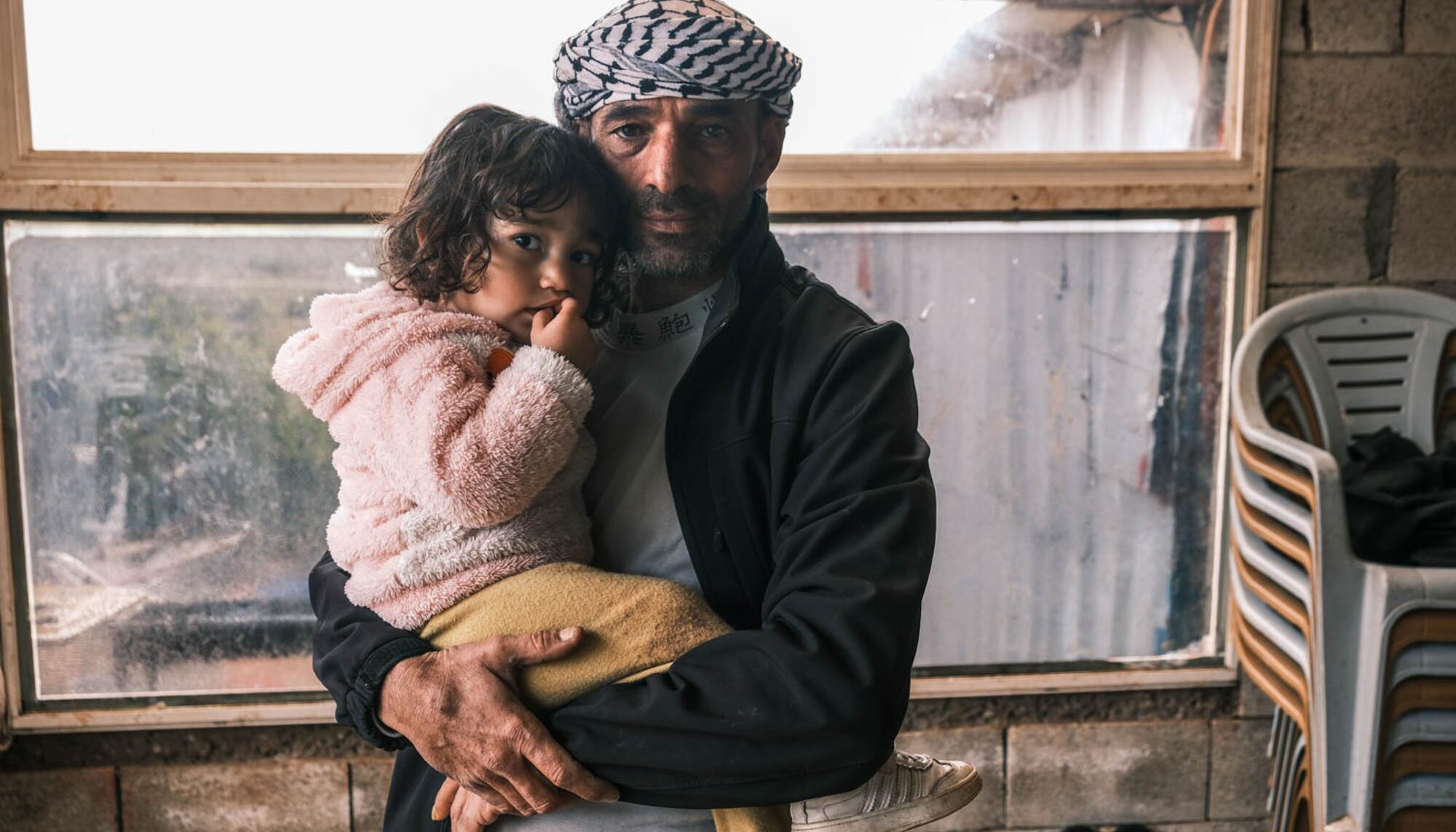 Mohammad Masaeed con una de sus hijas (Cisjordania)