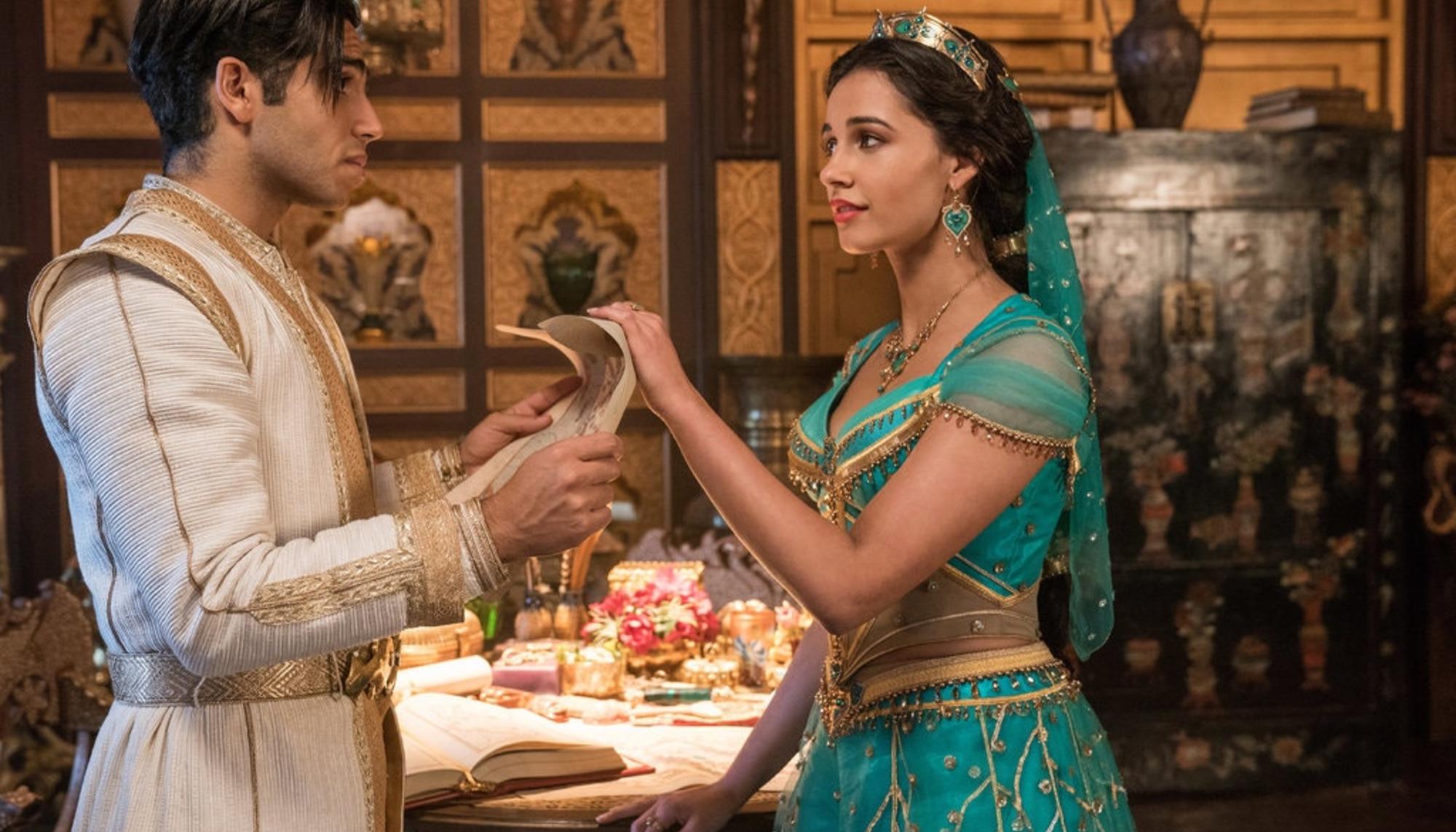 Aladdin (Mena Massoud) y Jazmin (Naomi Scott) en la nueva película de acción real, dirigida por Guy Ritchie.