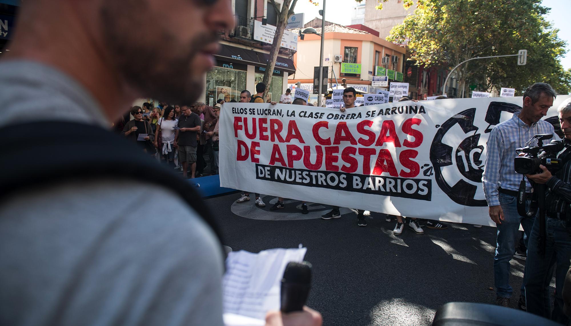 Manifestación contra las casa de apuestas en el barrio de Teután, Madrid.