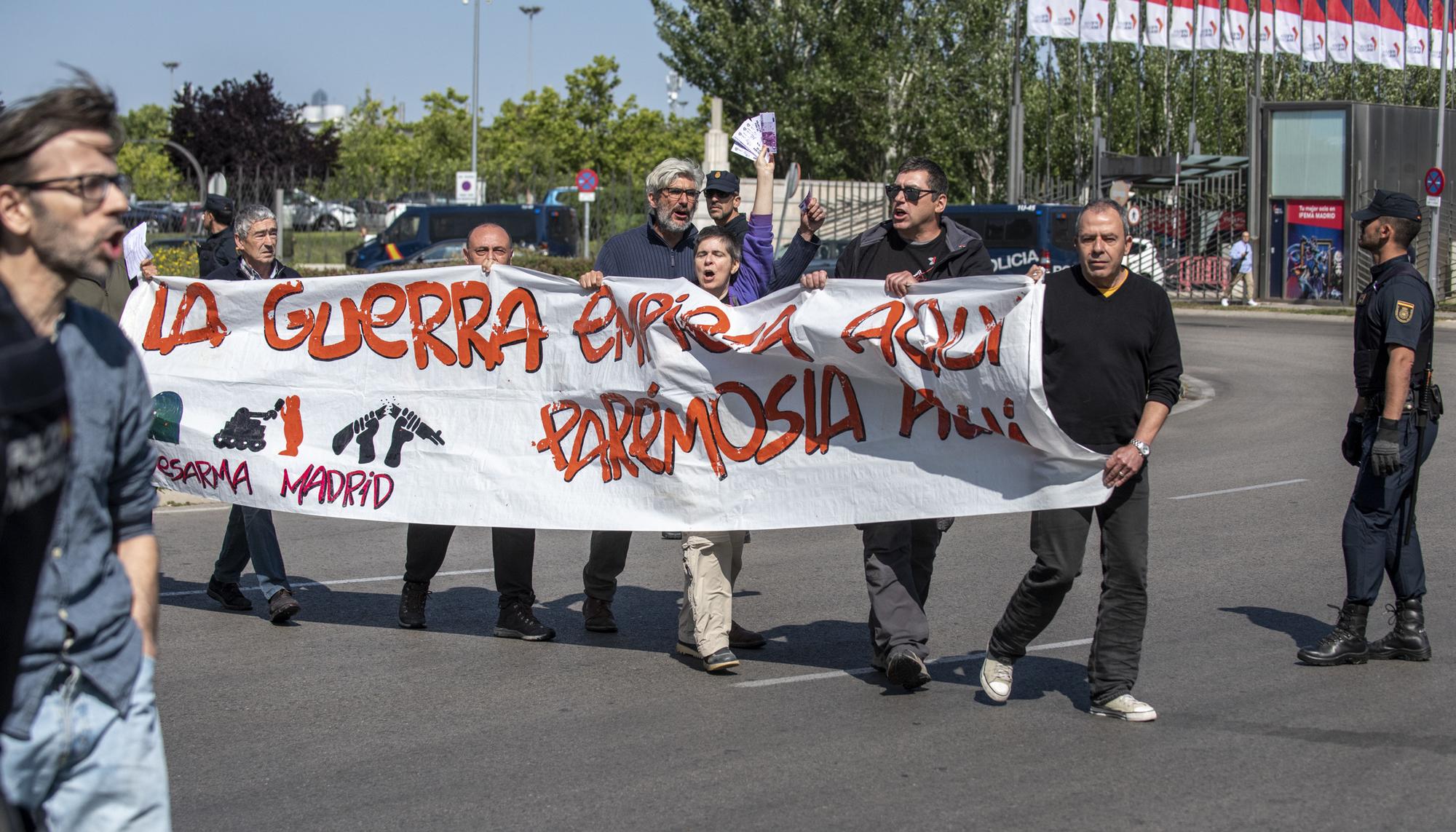 Protesta contra la celebración de la feria de armas de Madrid - 8