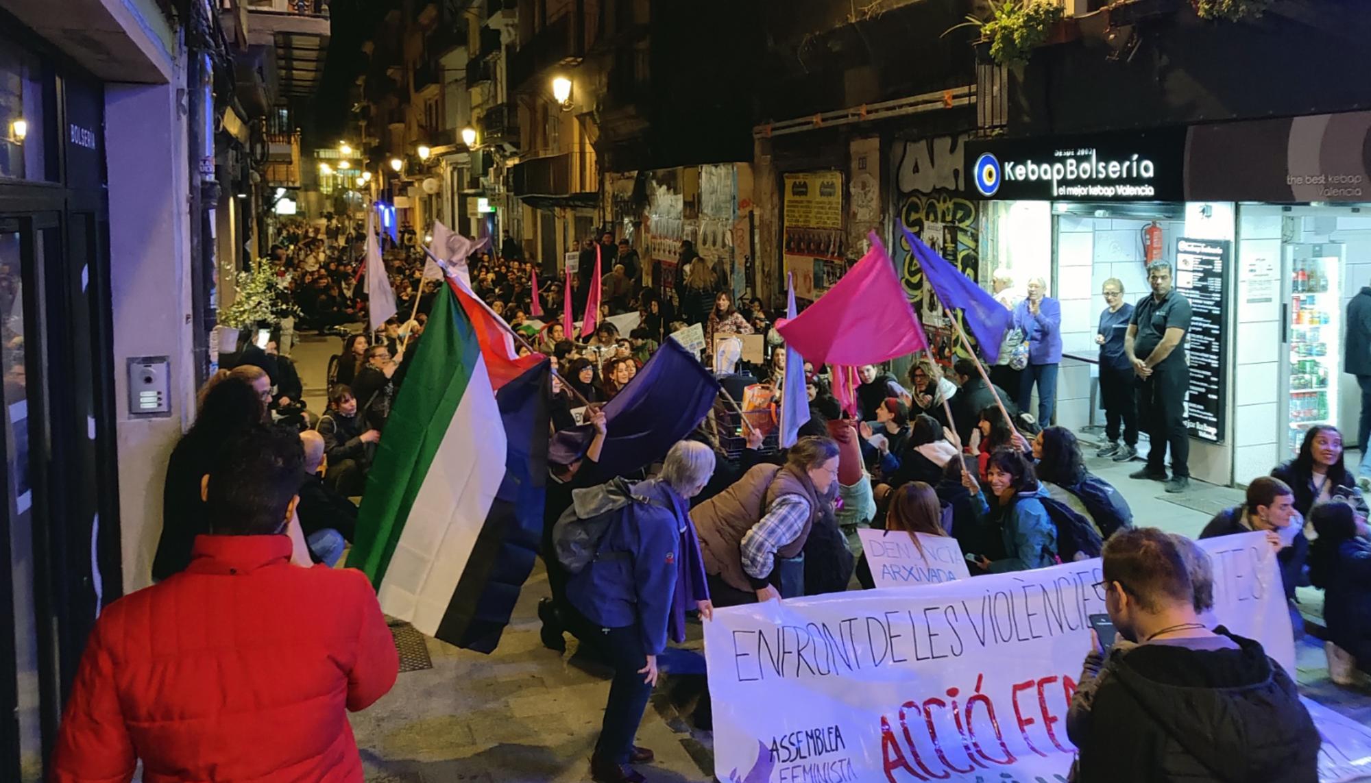 La Assemblea Feminista de València convocó una concentración en la noche del 24 de noviembre que recorrió el centro de la ciduad. - 3
