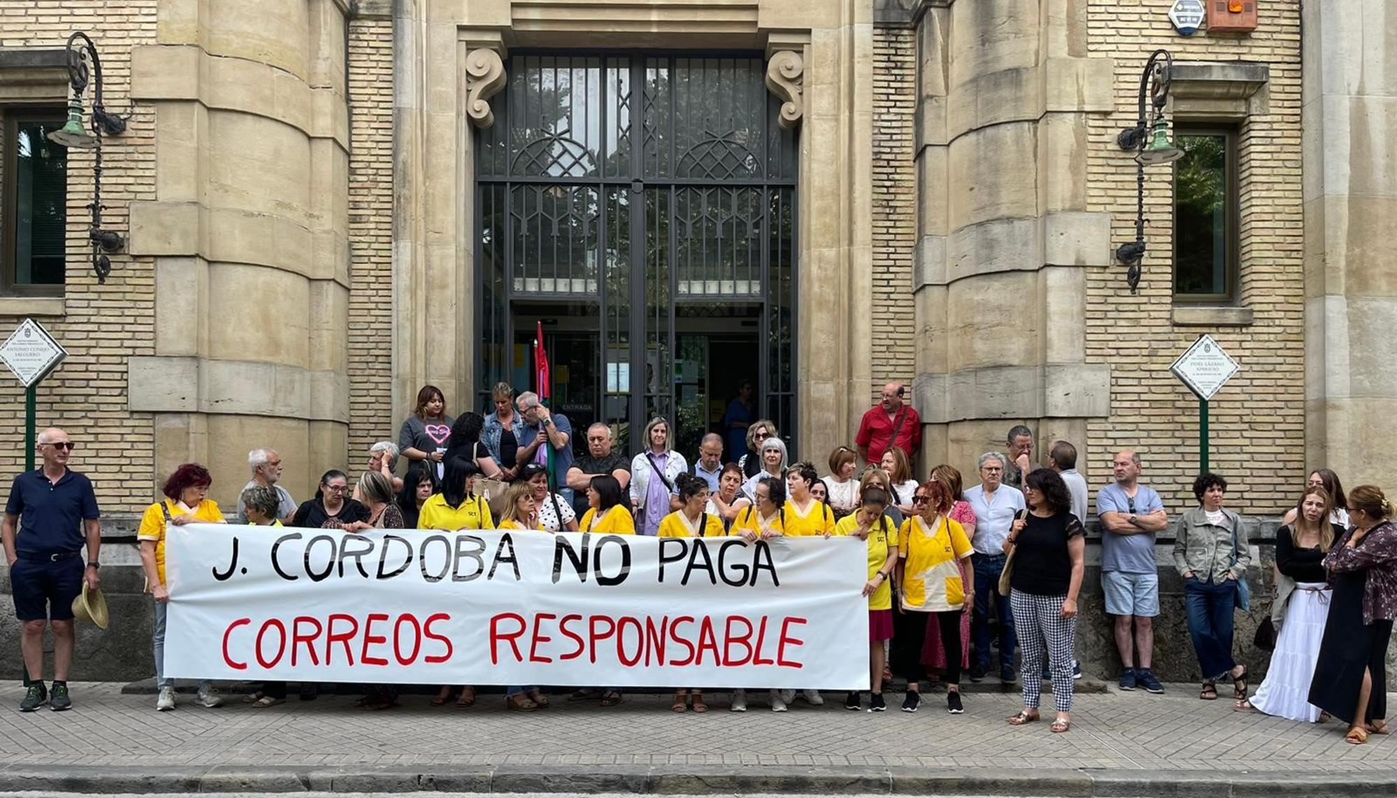 Trabajadoras de limpieza en Correos se concentran en Pamplona en protesta por el retraso en el pago de sus nóminas.