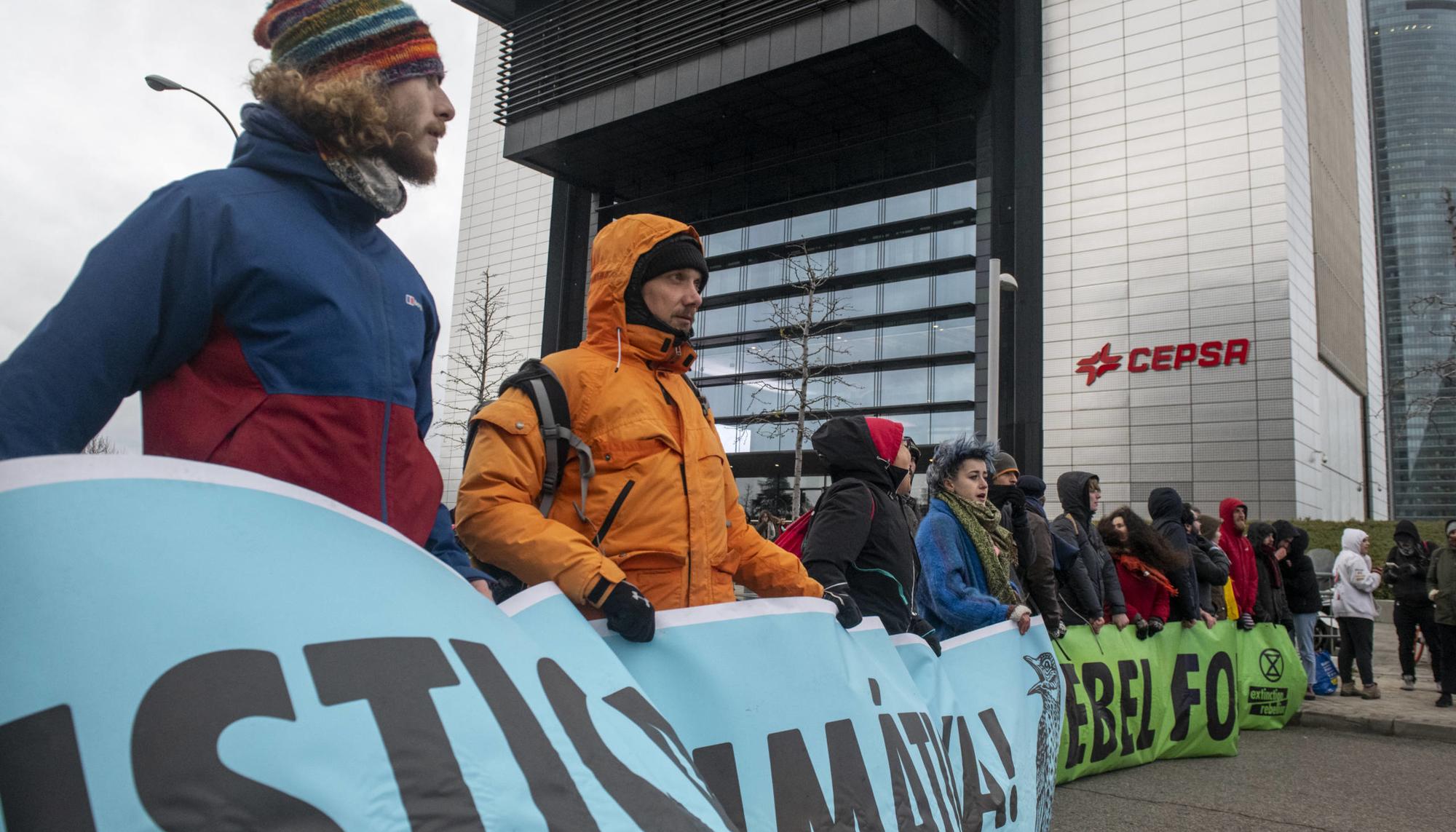 Acción frente a la sede de CEPSA en Madrid durante la cumbre del clima.