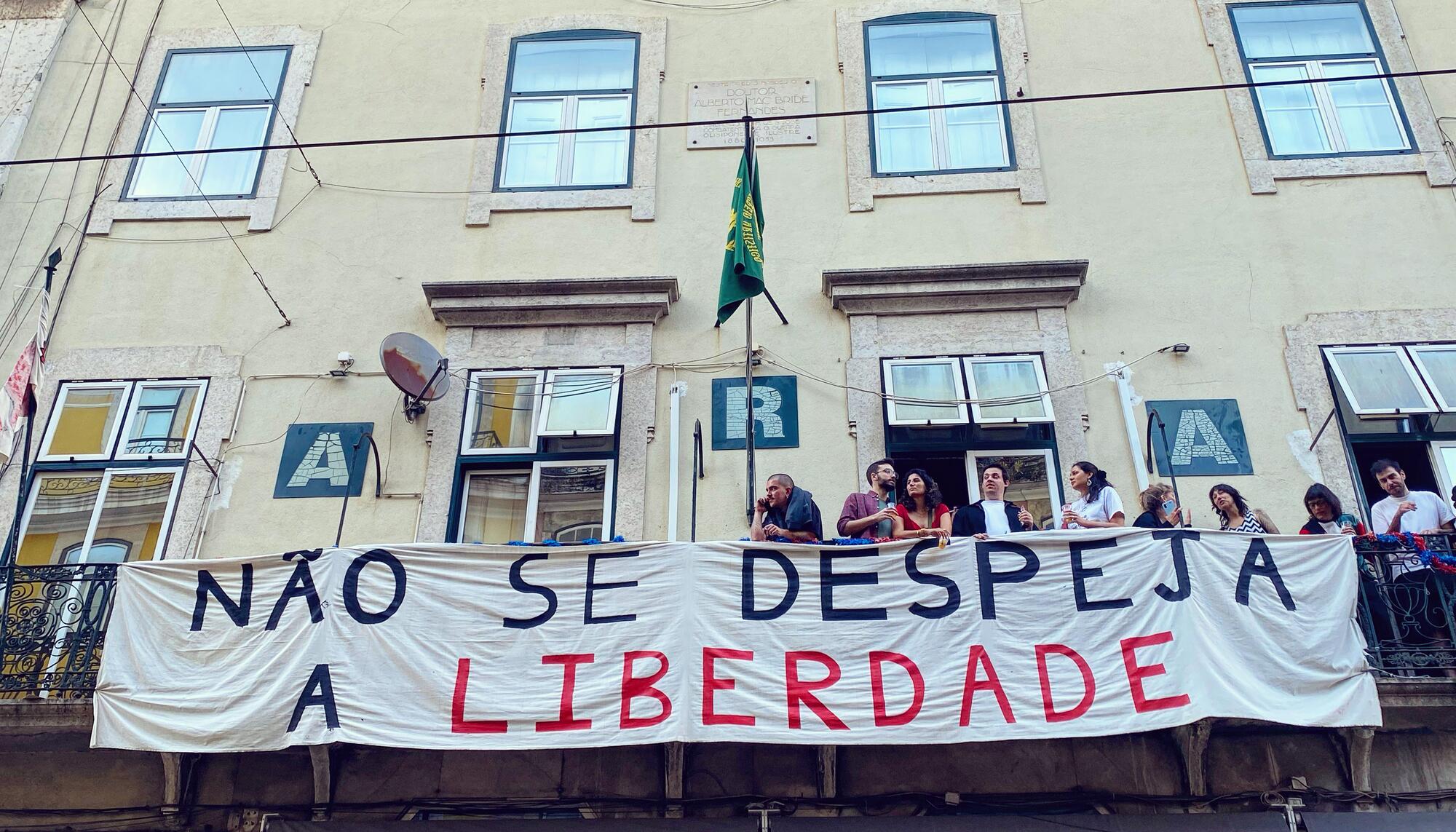 Pancarta en un edificio de la Baixa en Lisboa en la celebración del 25 de abril. "No se desahucia la libertad"