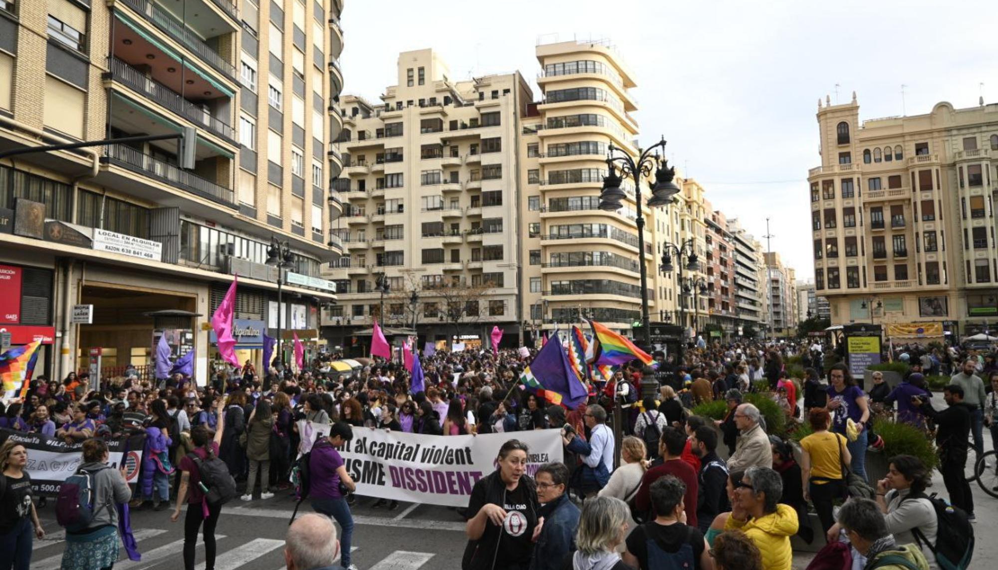 8M en Valencia: la manifestación se detiene en la Plaça San Agustí