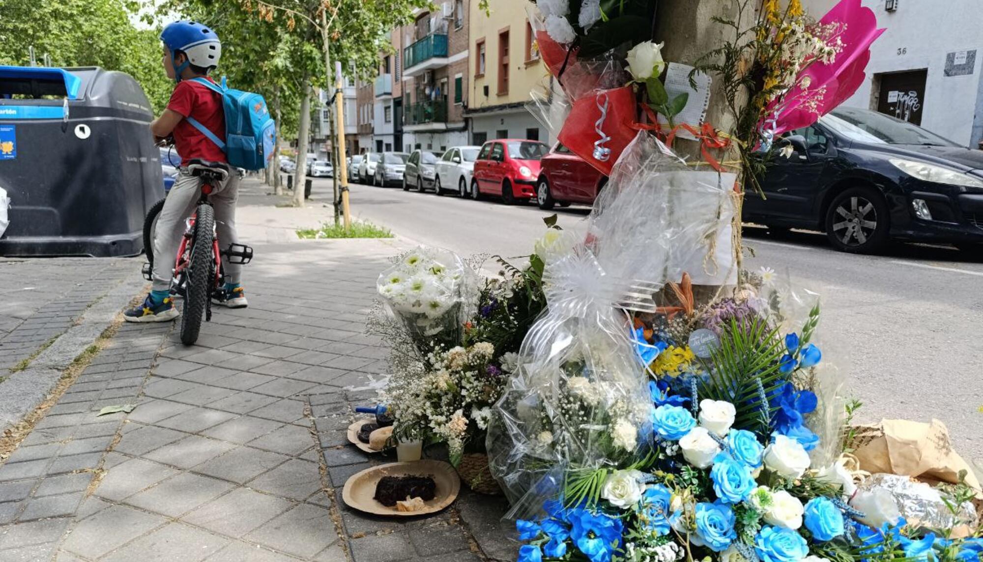 Altar en la Calle Fornillos (Usera). El lugar donde el niño de seis años fue atropellado está situado junto al concurrido parque Olof Palme y a escasos metros de la Escuela Infantil Zofío y el CEIP República de Venezuela.
