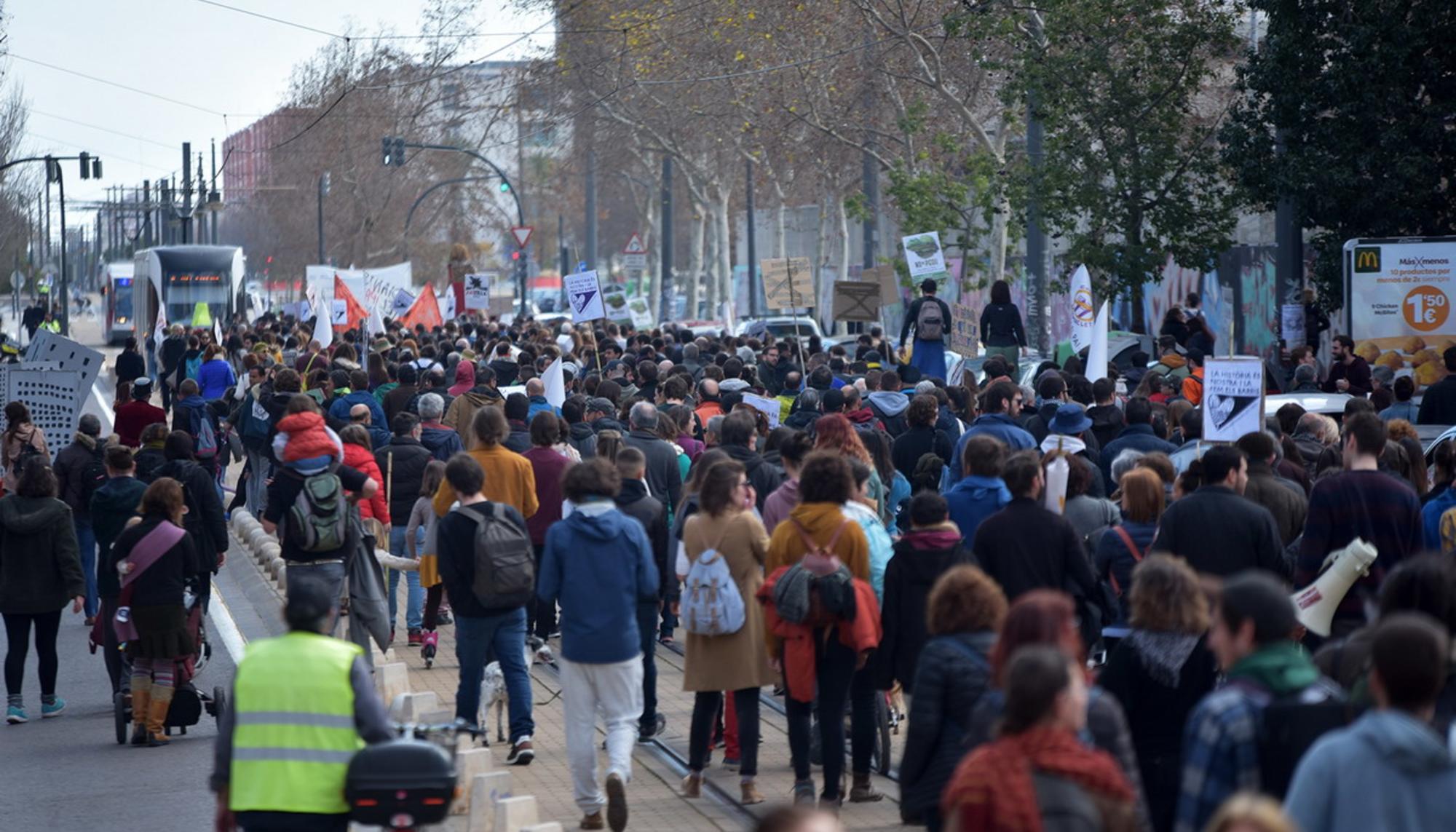 Manifestantes protestando contra el PAI de Benimaclet 