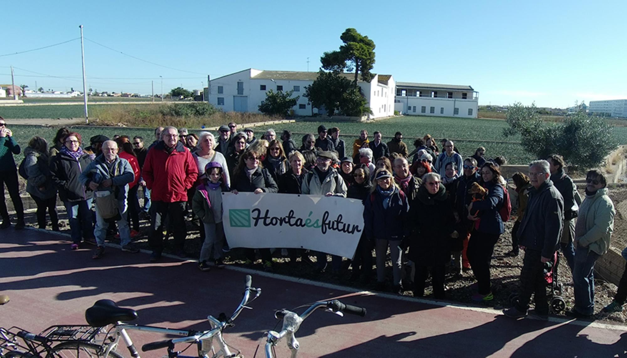 Foto de grupo durante el paseo por la huerta norte de Valencia en contra de la ampliación de la autovia V-21