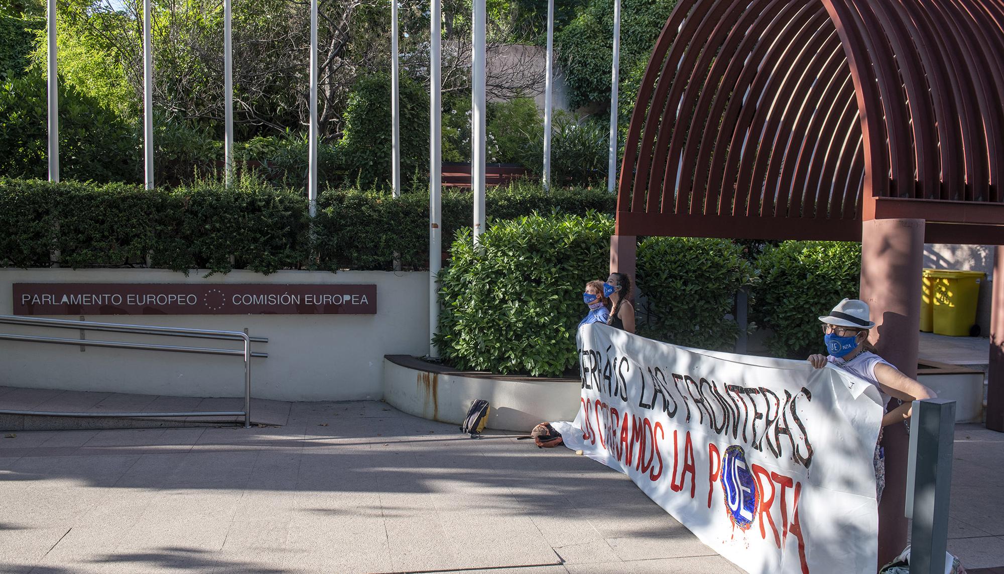 Bloquean la entrada a la sede de la Unión Europea para denunciar los abusos en las fronteras - 6