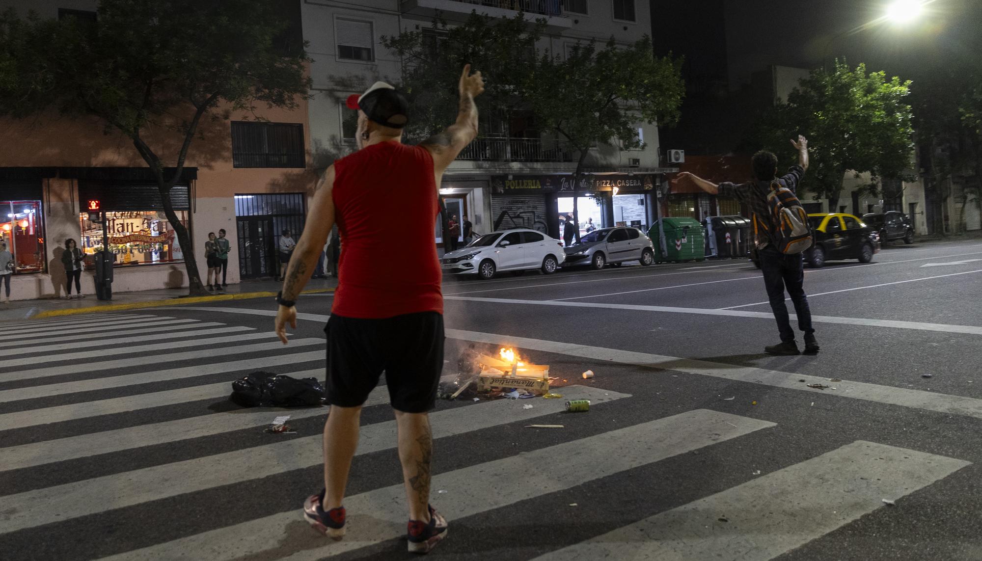 Cacerolazo para protestar contra el Decreto de Necesidad y Urgencia (DNU) anunciado por el presidente Javier Milei. - 9