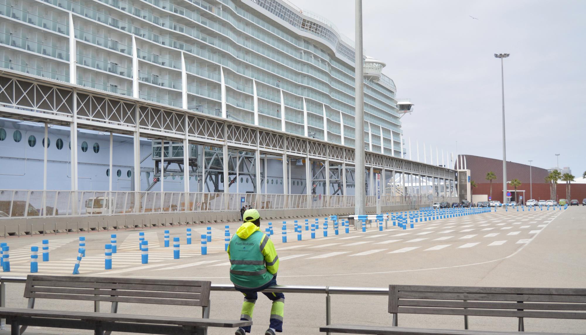 El crucero Symphony of the Seas, atracado en el Puerto de Barcelona