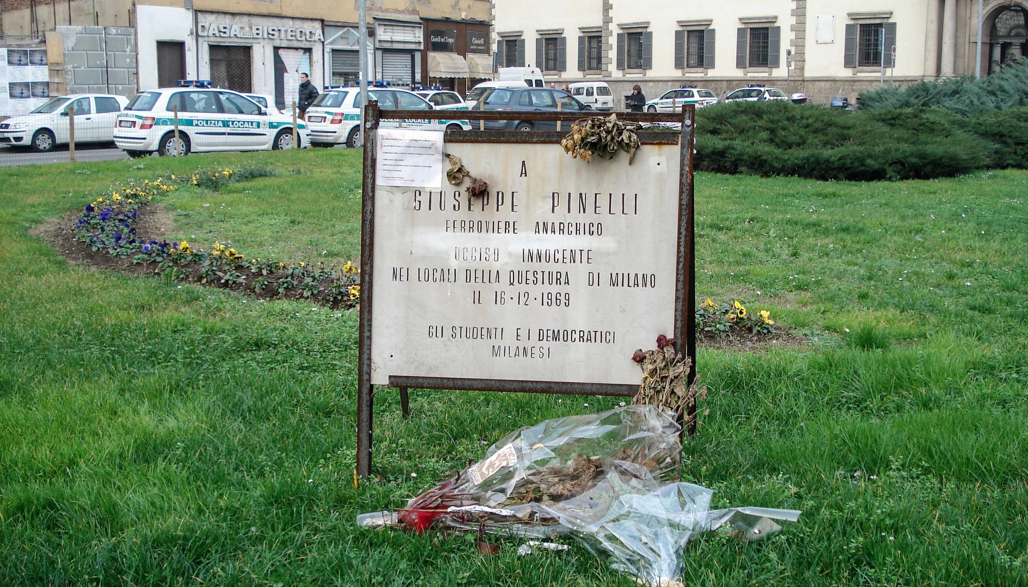 Placa en homenaje a Pinelli  Piazza Fontana