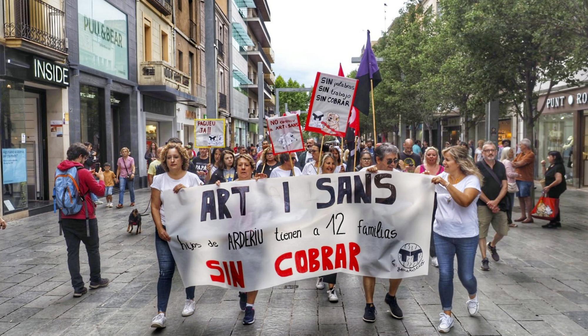 trabajadores y trabajadoras de Art i Sant se manifiestan