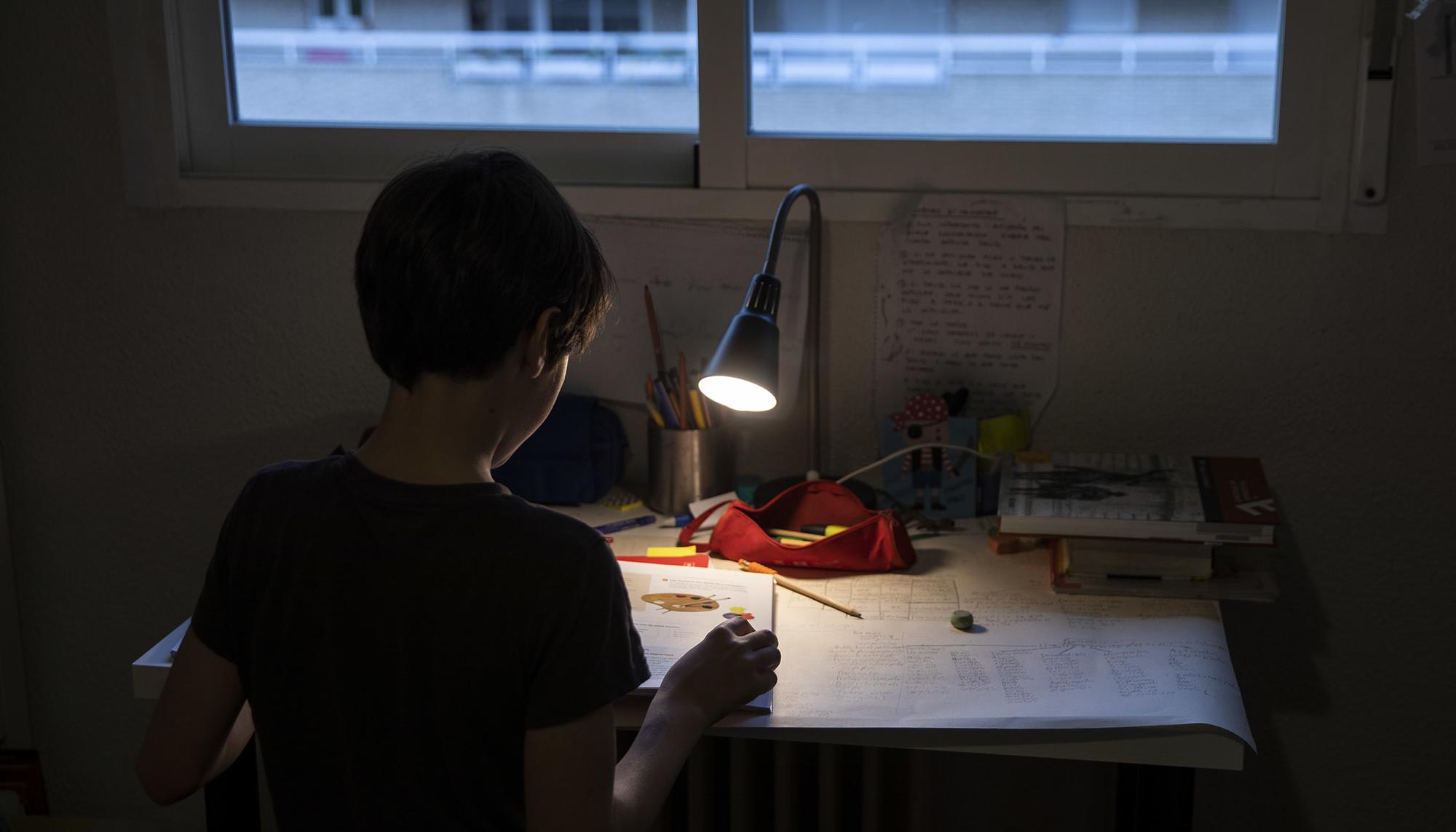 Niño estudiando cuarentena