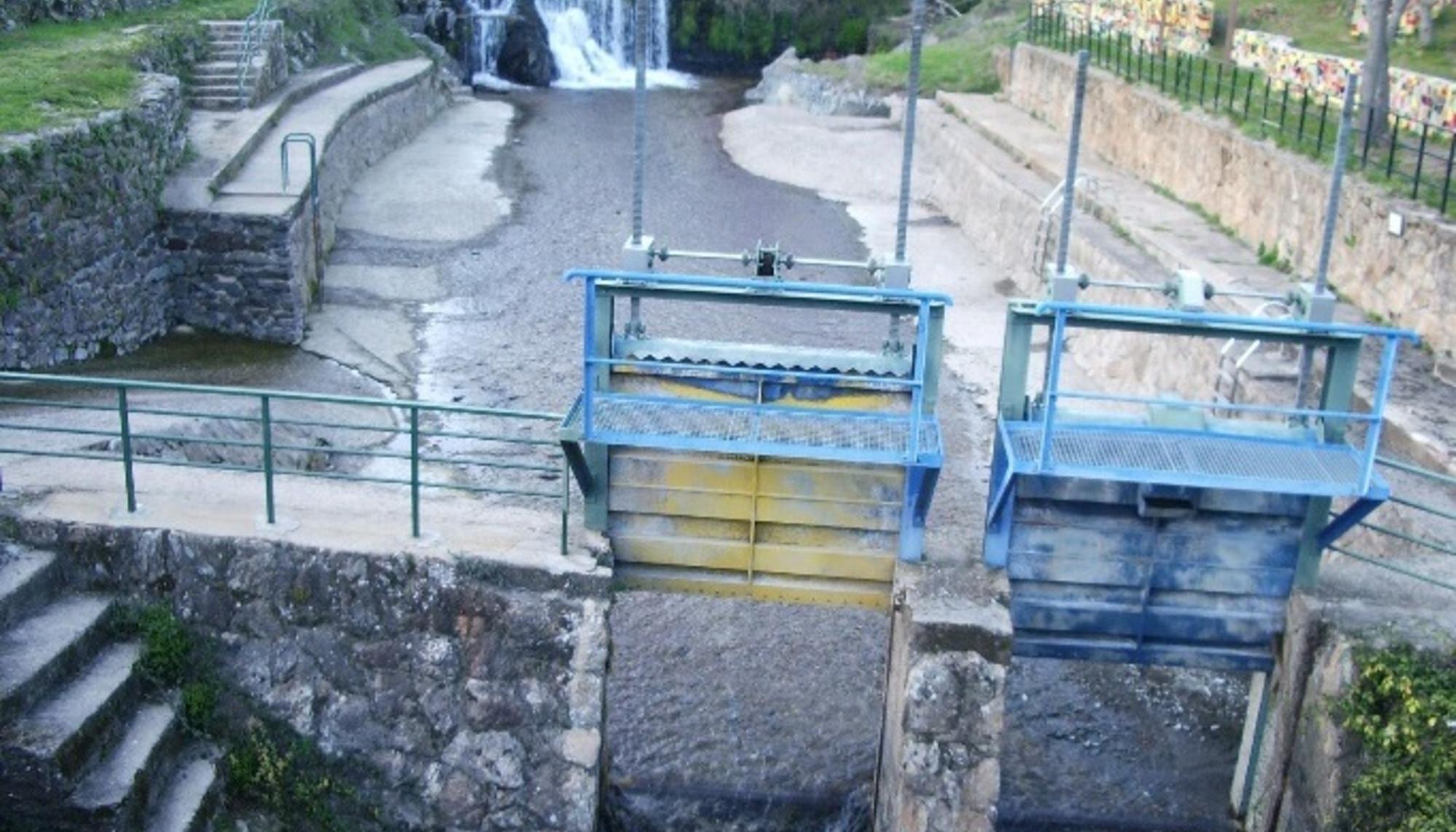 Compuertas en una "piscina" de un río