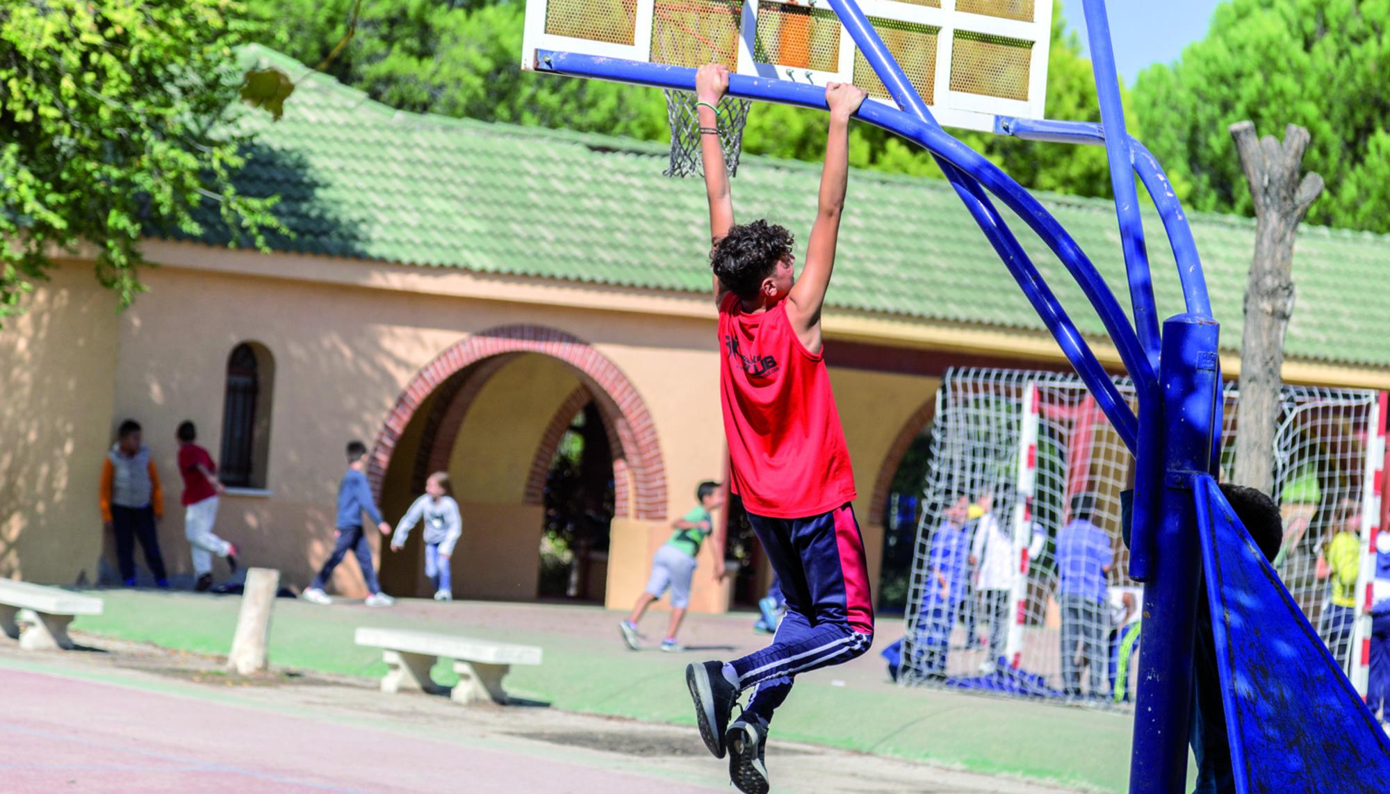 Niños jugando al baloncesto en un centro de Madrid.