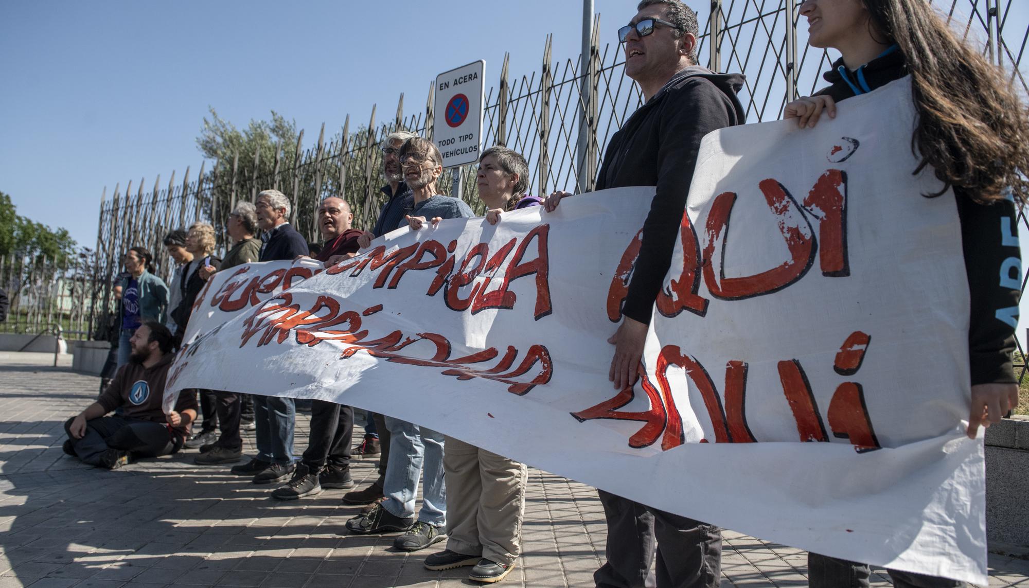 Protesta contra la celebración de la feria de armas de Madrid - 7