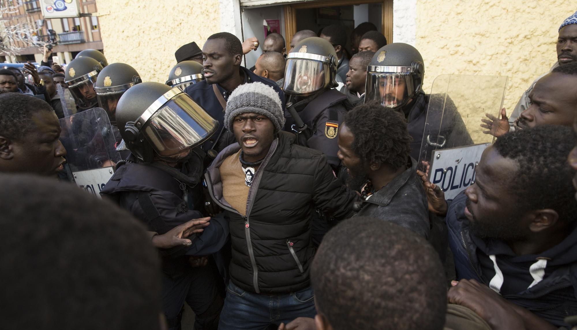 Mame Mbaye protestas cónsul 2